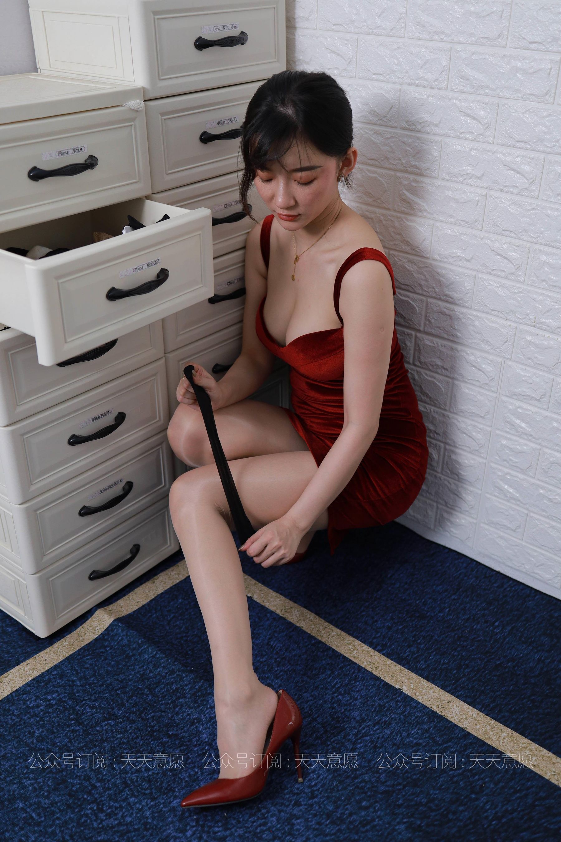 [IESS异思趣向]  模特：秋秋《姓感红裙女神》第3张
