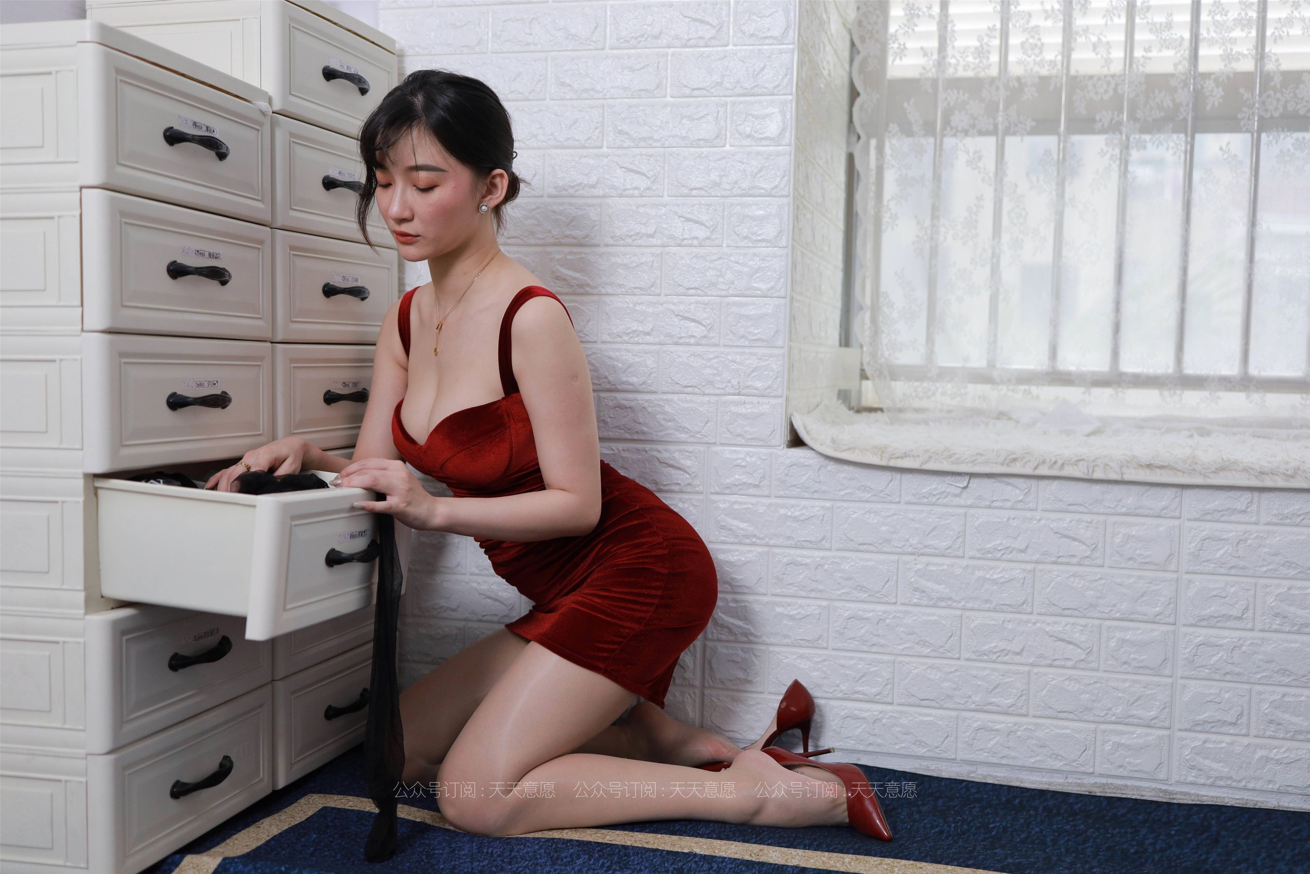 [IESS异思趣向]  模特：秋秋《姓感红裙女神》第3张