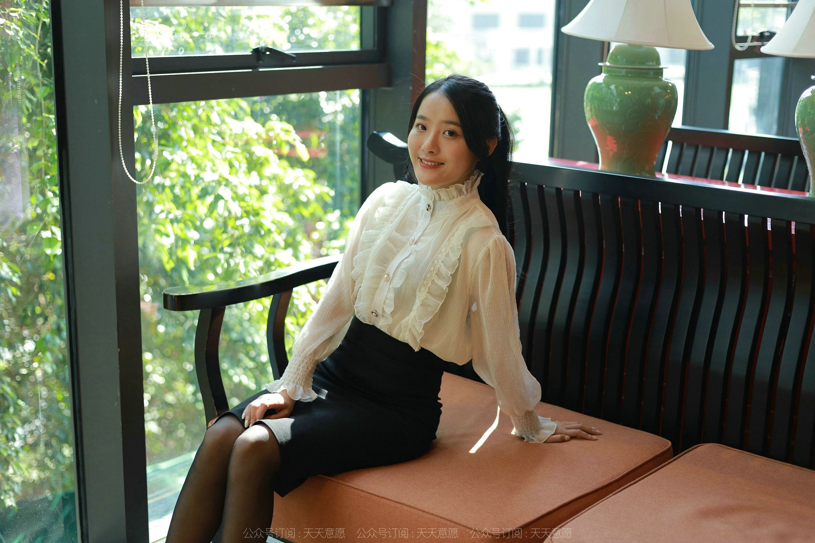 [异思趣向IESS] 模特 婉萍 《黑丝咖啡》第1张