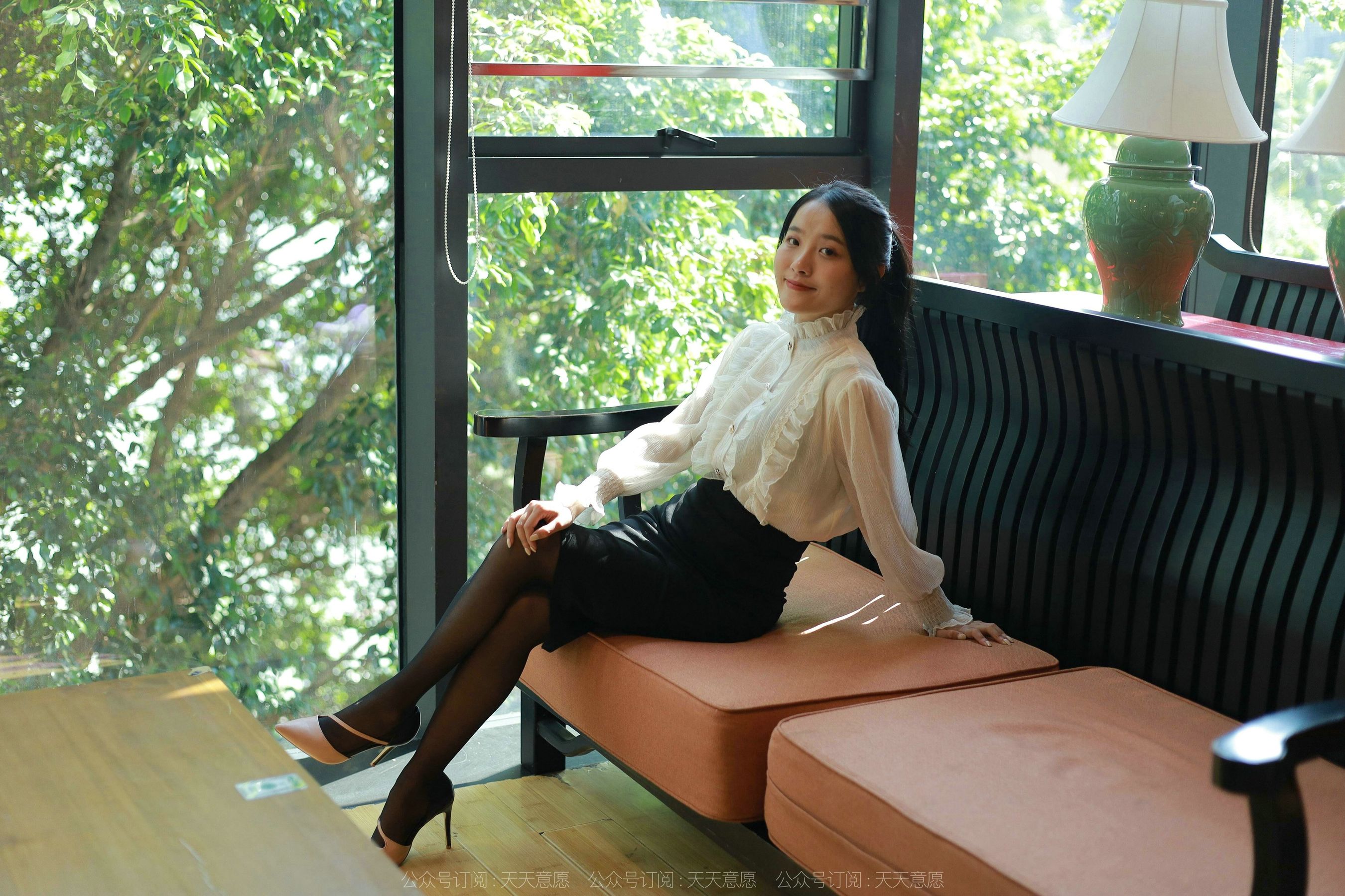[异思趣向IESS] 模特 婉萍 《黑丝咖啡》第1张
