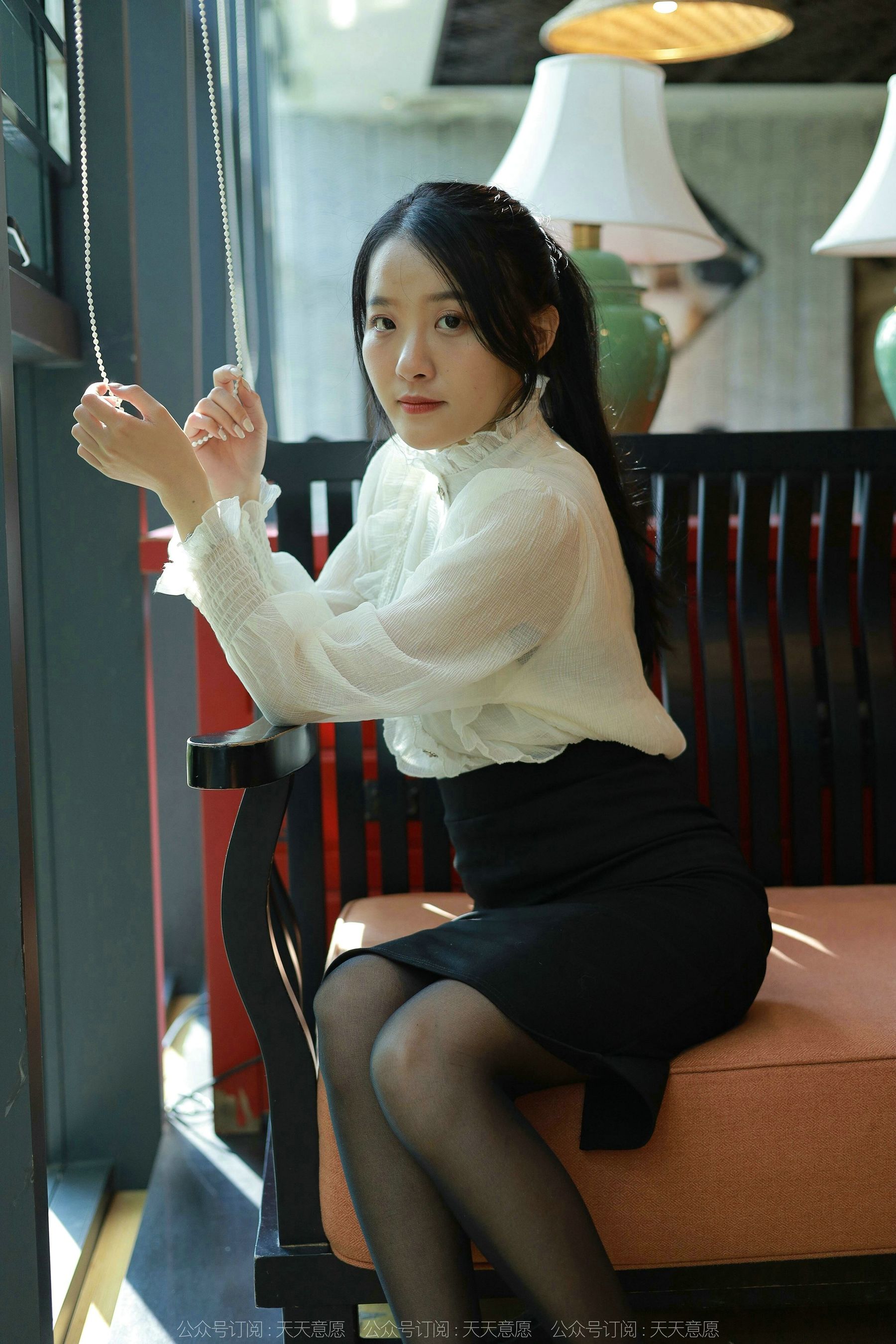 [异思趣向IESS] 模特 婉萍 《黑丝咖啡》第3张