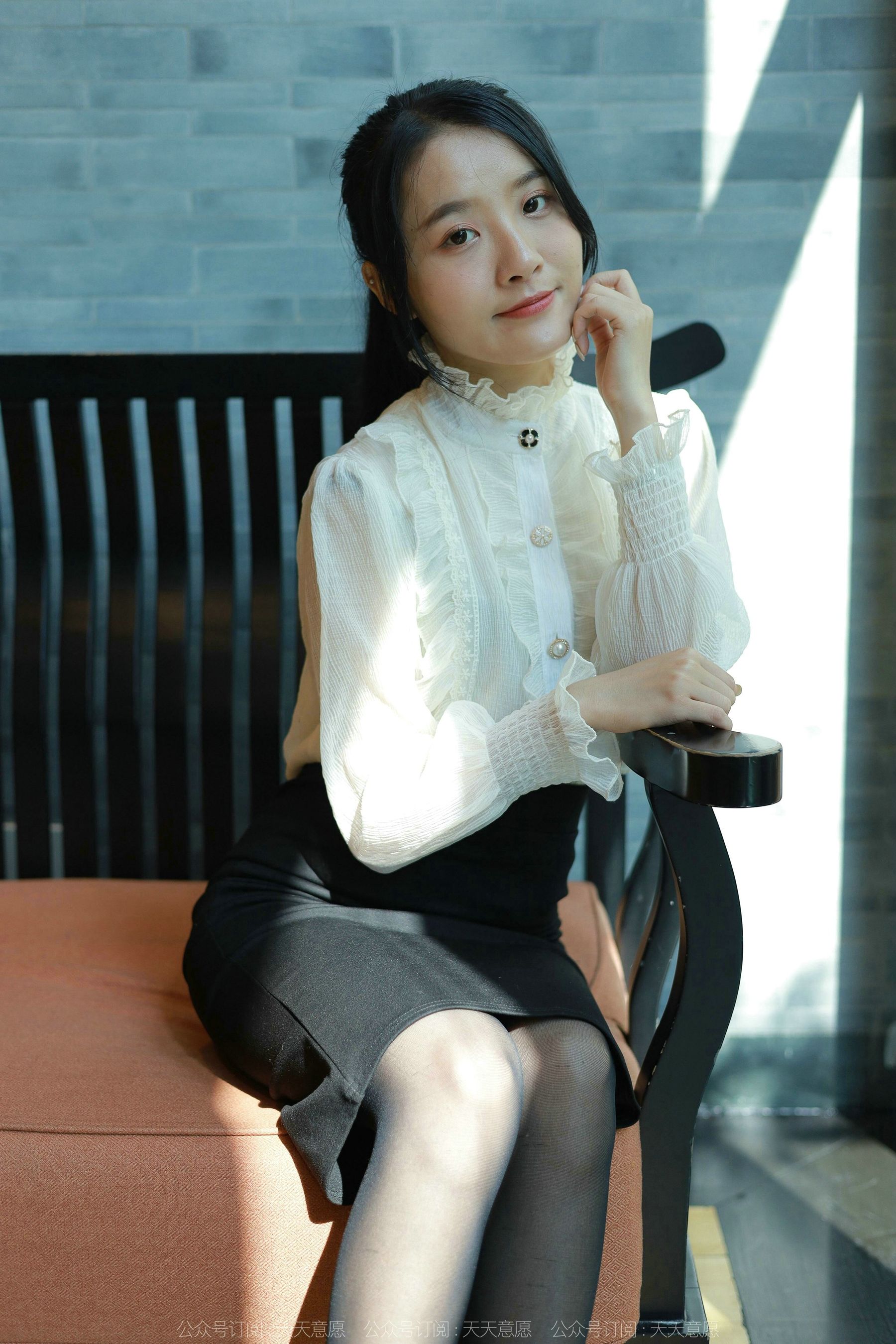 [异思趣向IESS] 模特 婉萍 《黑丝咖啡》第5张