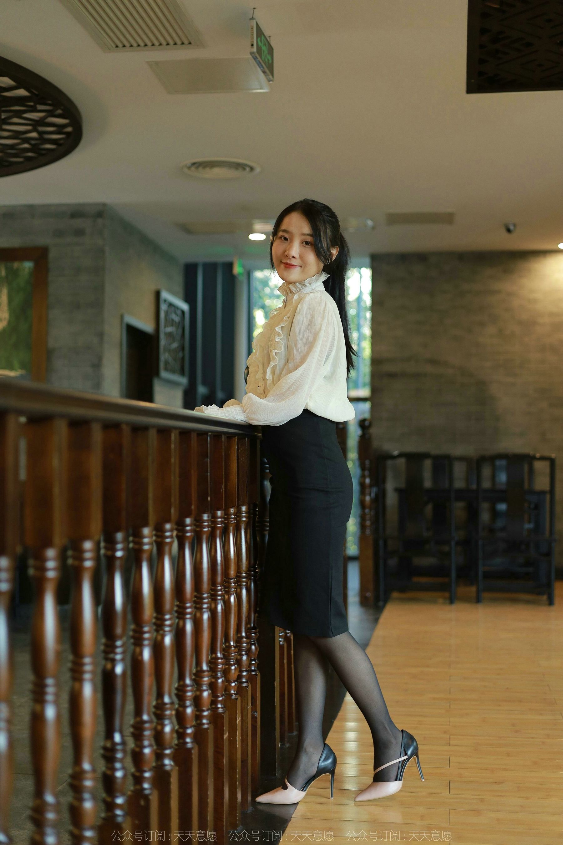 [异思趣向IESS] 模特 婉萍 《黑丝咖啡》第9张