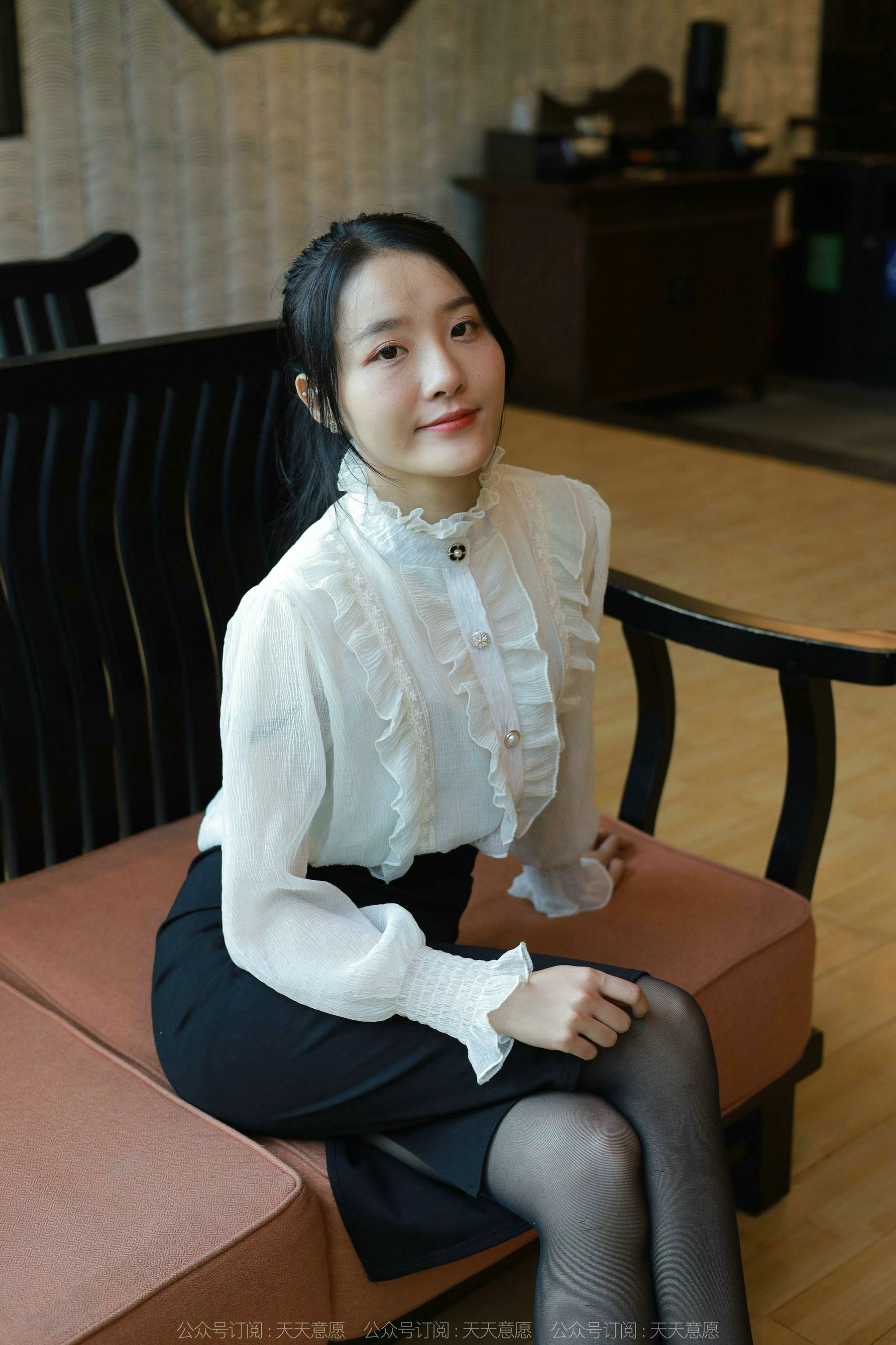 [异思趣向IESS] 模特 婉萍 《黑丝咖啡》第11张