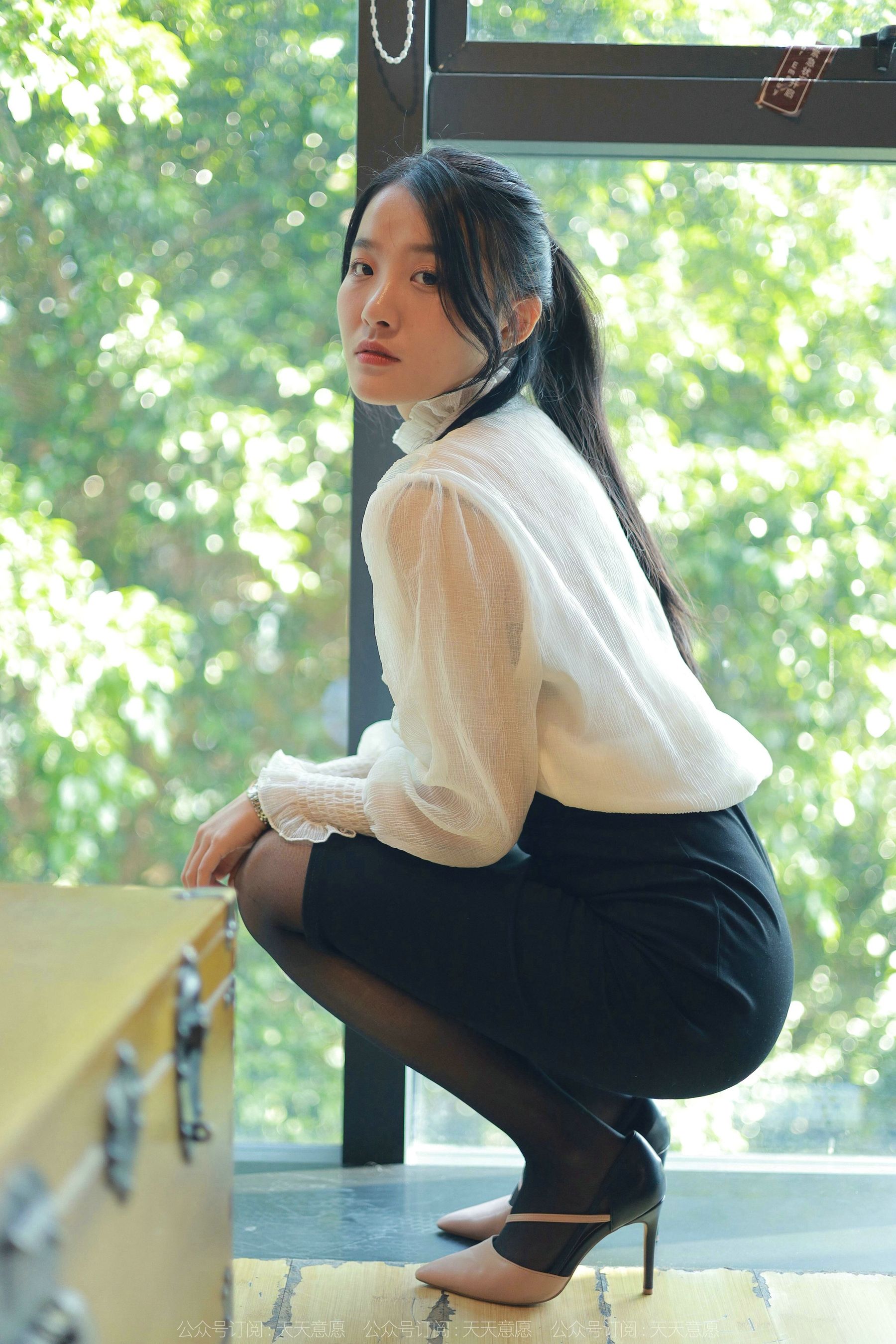 [异思趣向IESS] 模特 婉萍 《黑丝咖啡》第16张