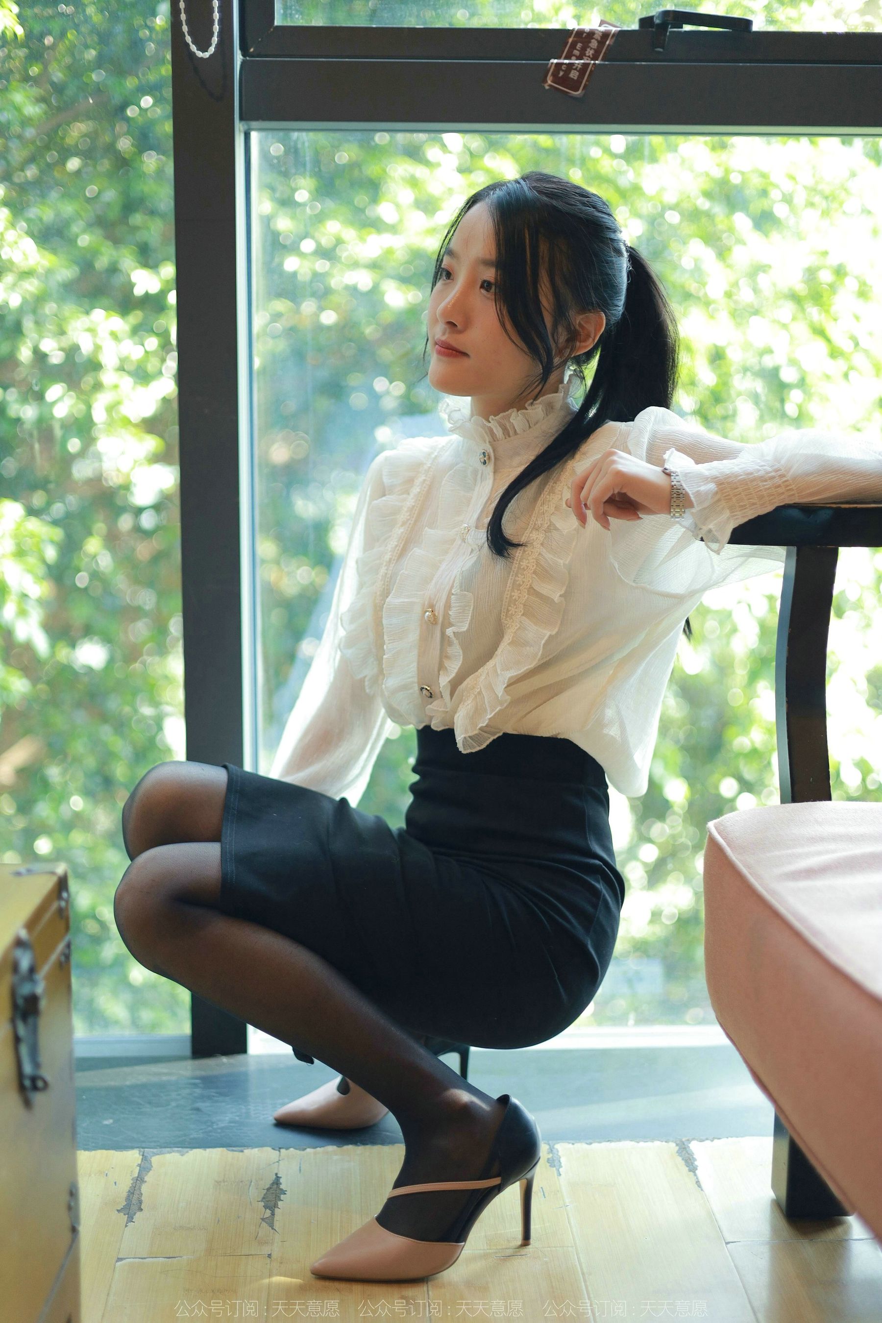 [异思趣向IESS] 模特 婉萍 《黑丝咖啡》第17张