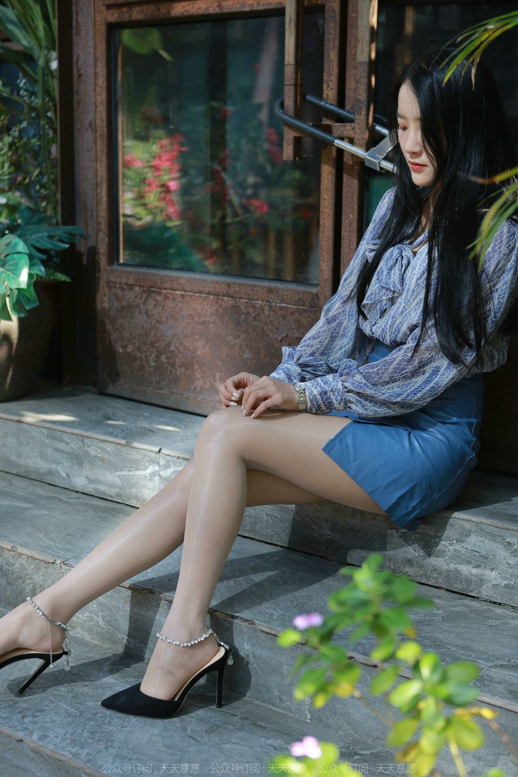 [异思趣向IESS] 模特 婉萍 《油亮蓝色短裙》第1张
