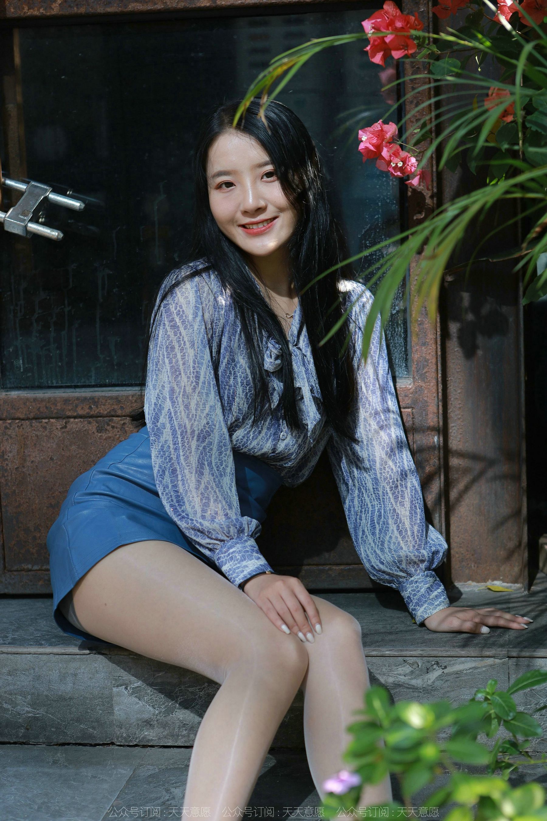[异思趣向IESS] 模特 婉萍 《油亮蓝色短裙》第3张