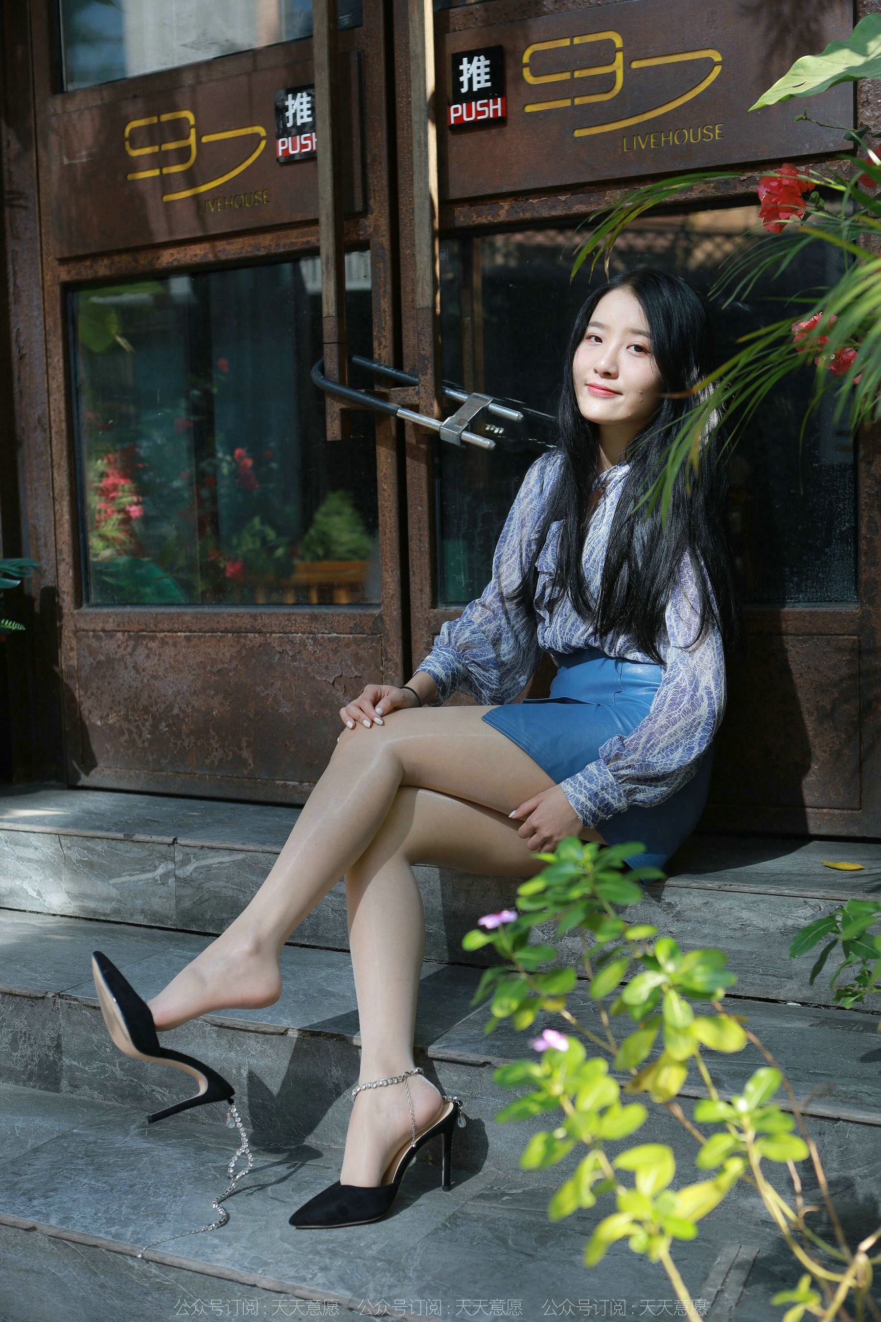 [异思趣向IESS] 模特 婉萍 《油亮蓝色短裙》第6张