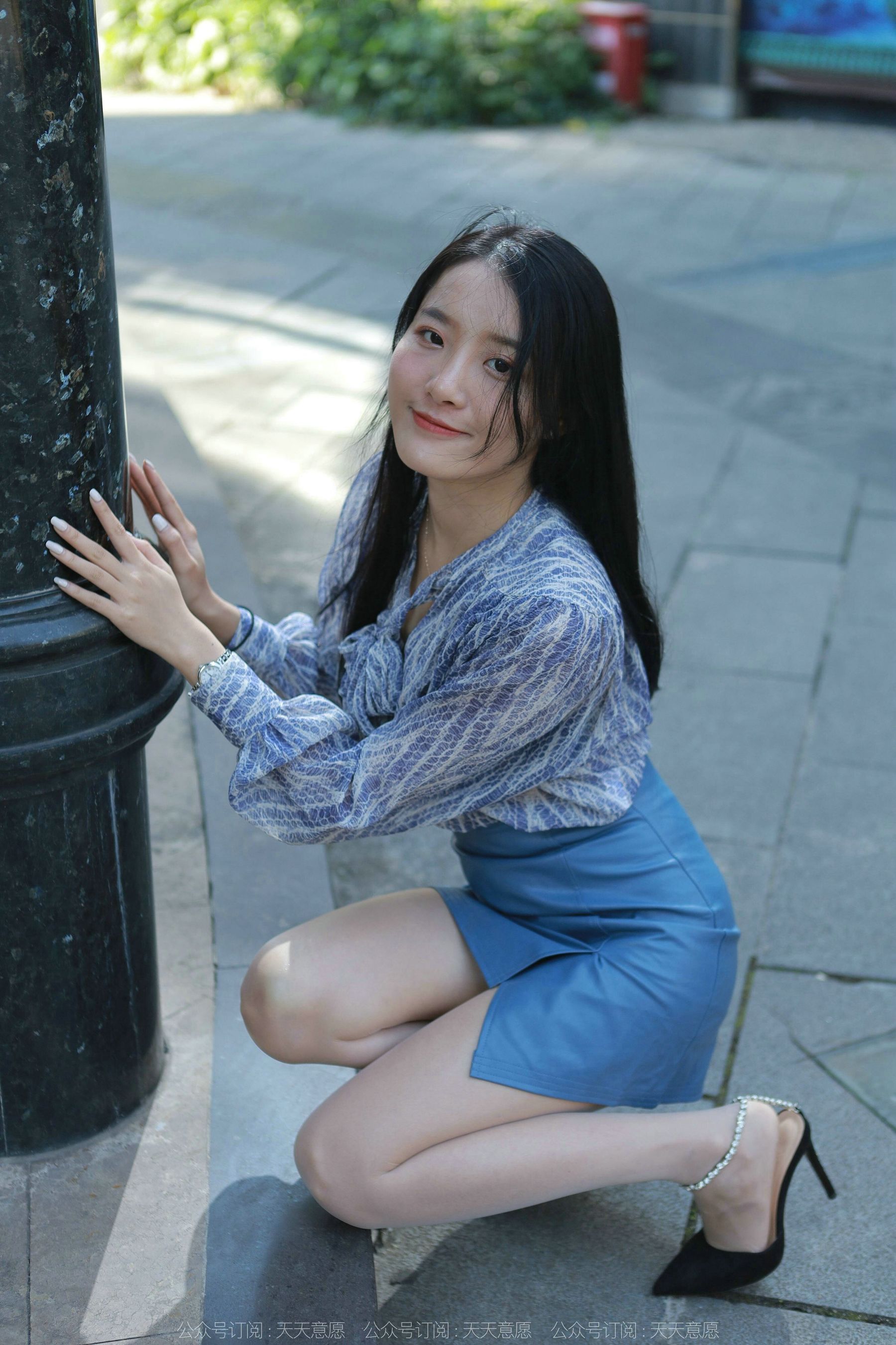[异思趣向IESS] 模特 婉萍 《油亮蓝色短裙》第9张