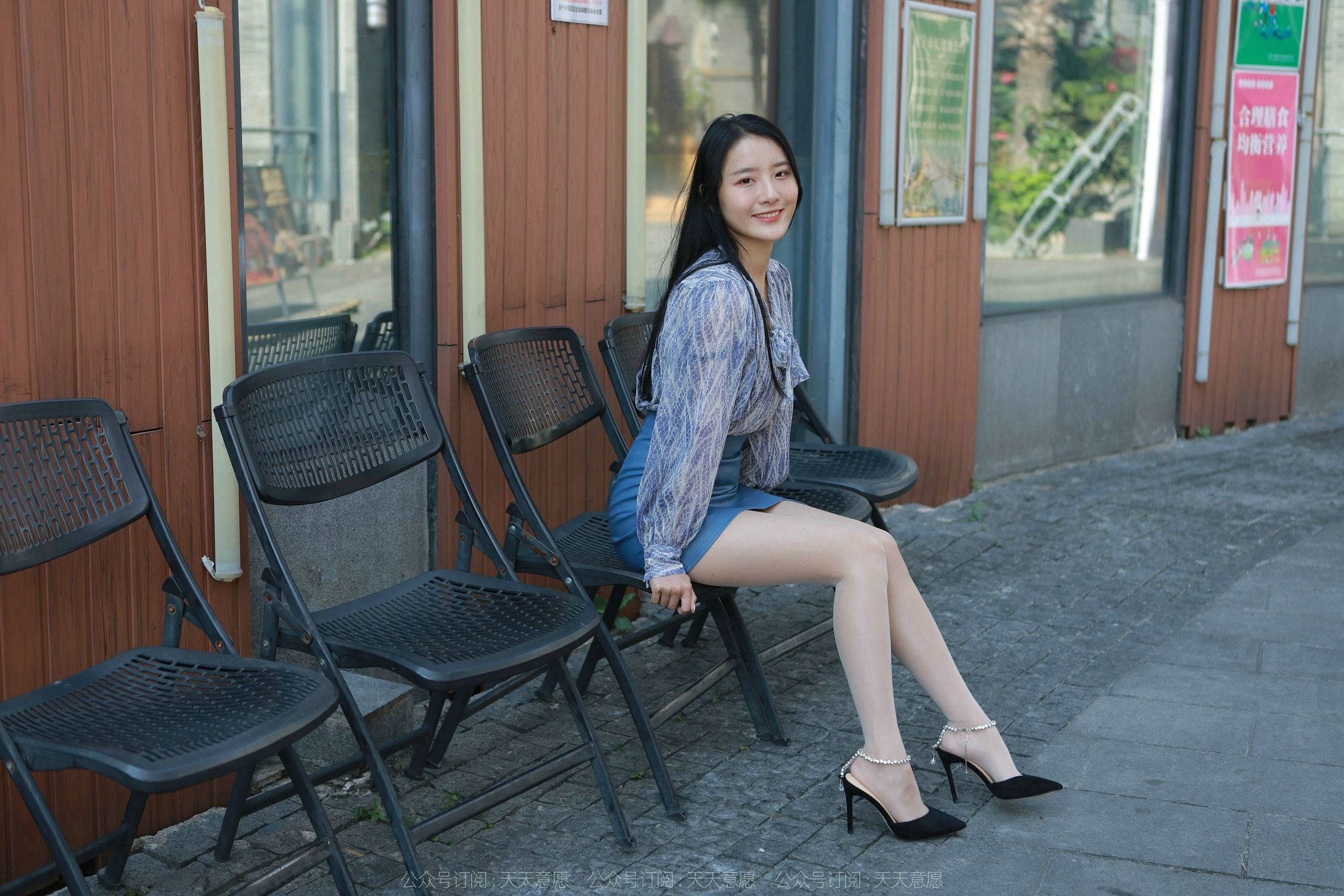 [异思趣向IESS] 模特 婉萍 《油亮蓝色短裙》第12张