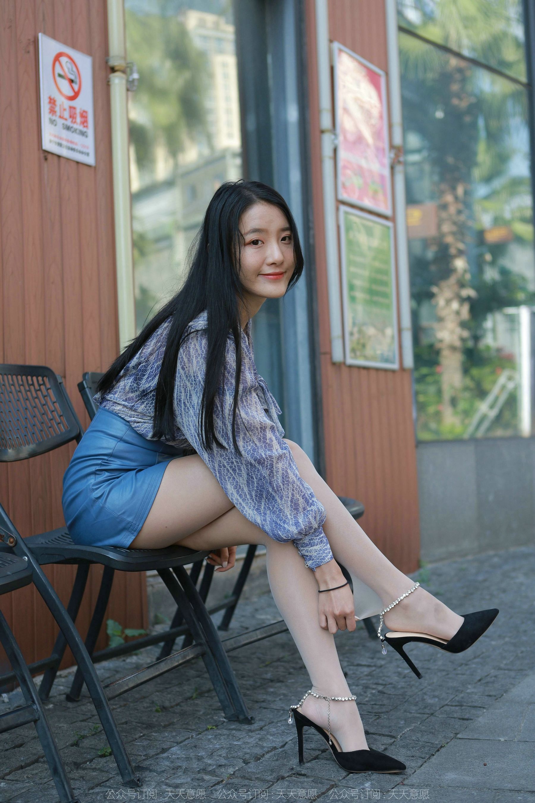 [异思趣向IESS] 模特 婉萍 《油亮蓝色短裙》第13张