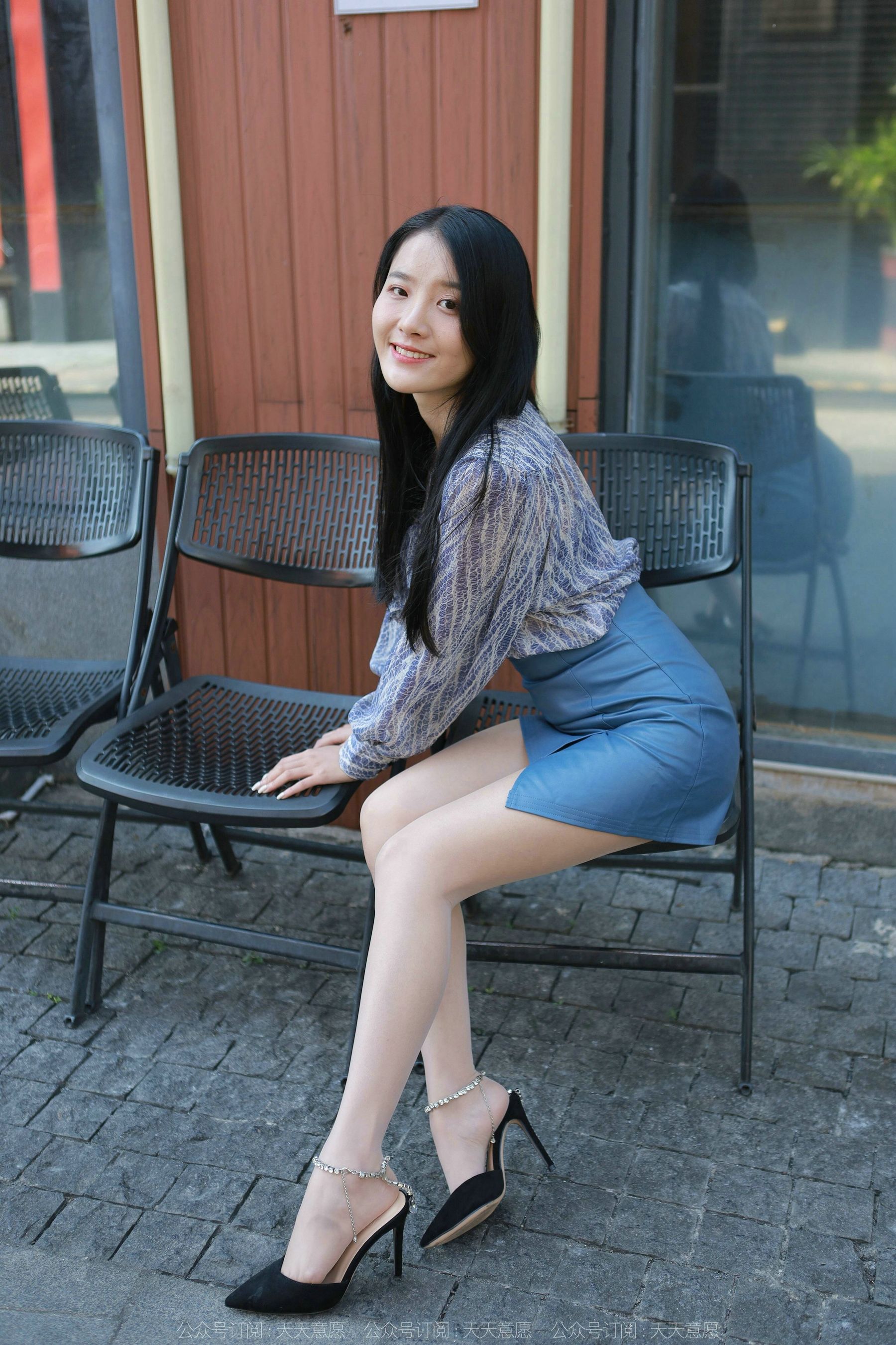 [异思趣向IESS] 模特 婉萍 《油亮蓝色短裙》第19张