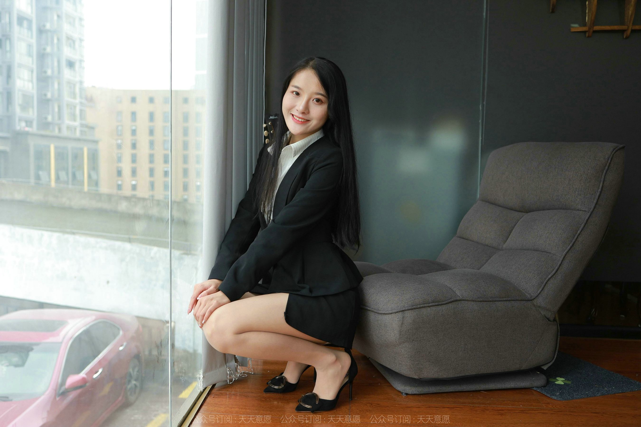 [异思趣向IESS] 模特 婉萍 《OL俏佳人》第16张