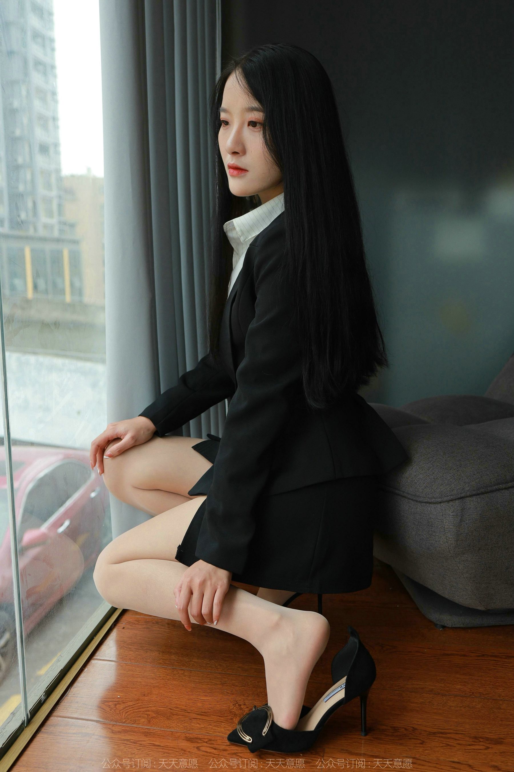 [异思趣向IESS] 模特 婉萍 《OL俏佳人》第17张