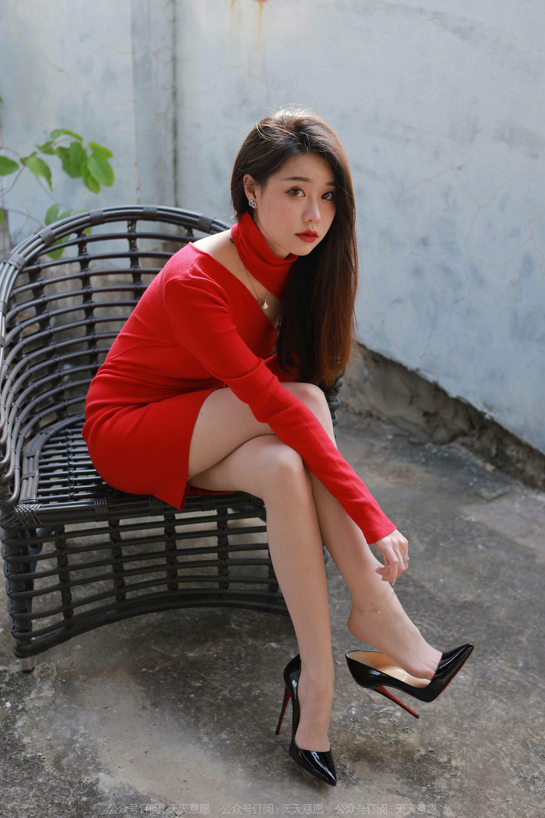 [异思趣向IESS] 模特 佳爷 《圣诞红裙女神》第4张