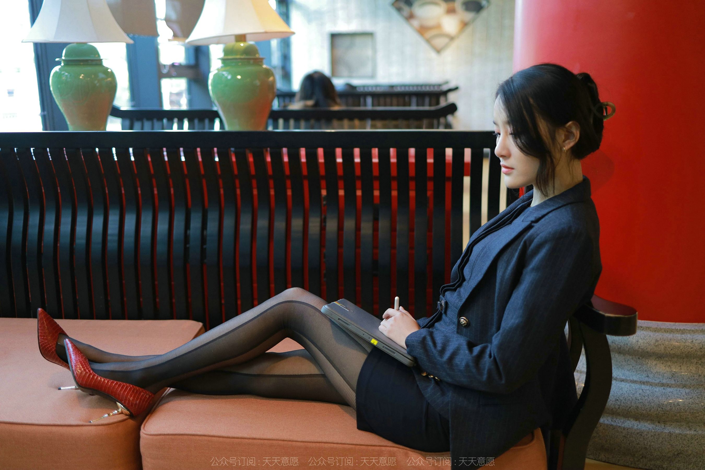 [异思趣向IESS] 模特：婉萍《OL嘿丝玉姐》第7张