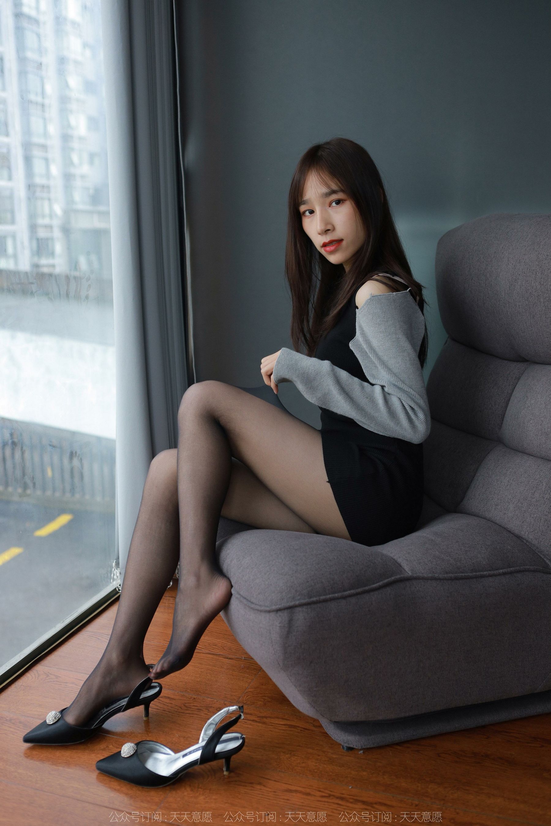 [异思趣向IESS] 模特：美子《沙发上的黑丝》第4张