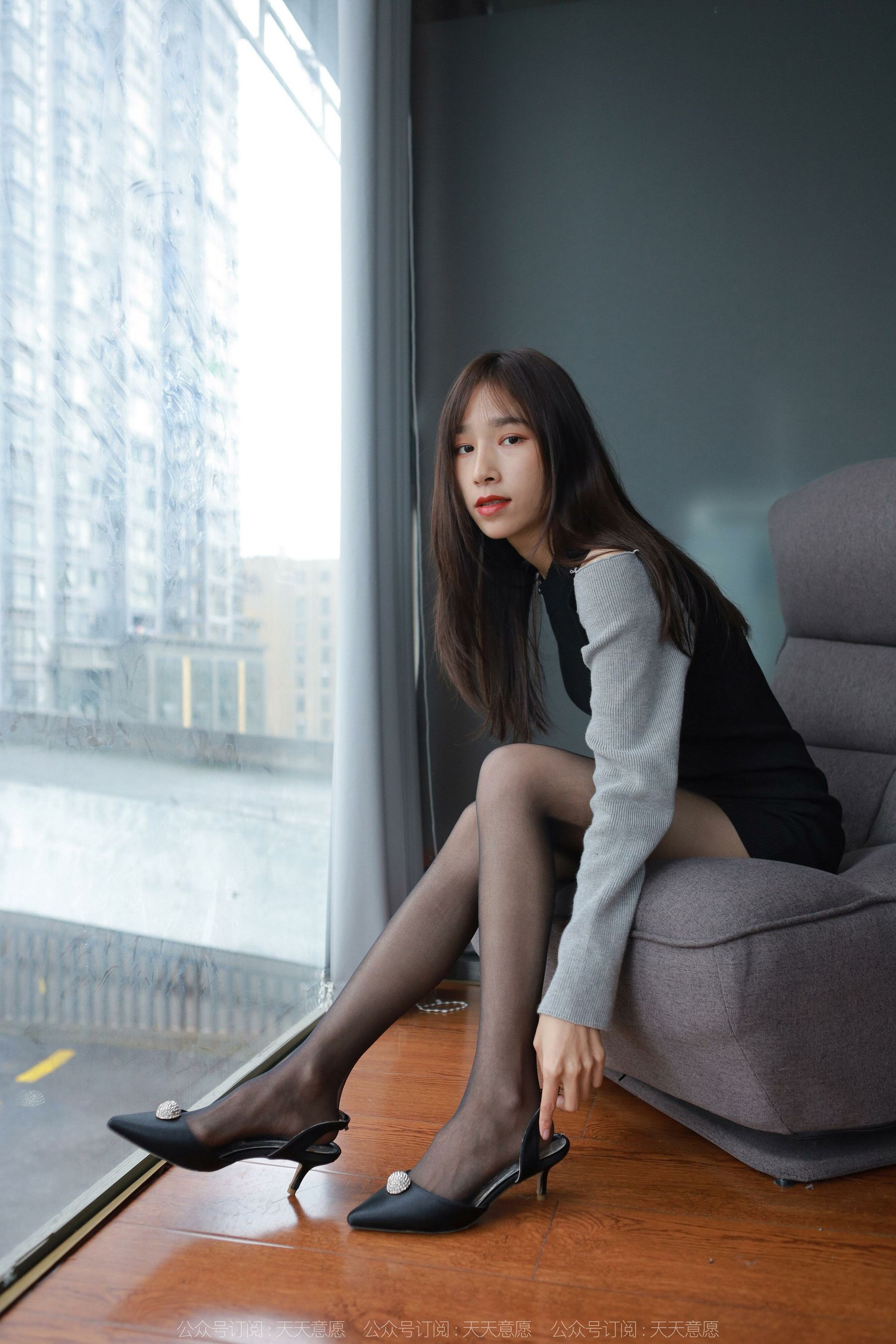 [异思趣向IESS] 模特：美子《沙发上的黑丝》第4张