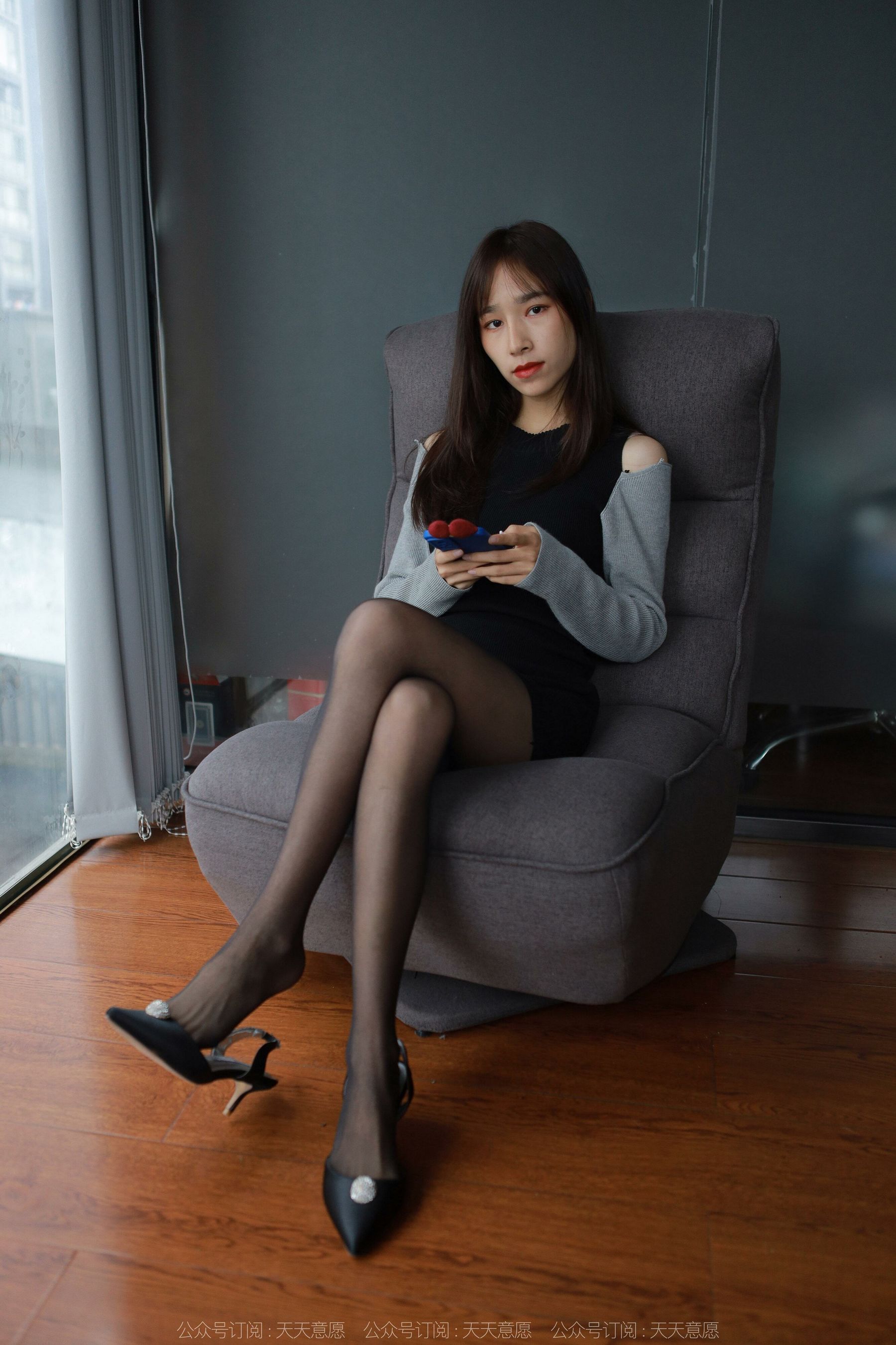 [异思趣向IESS] 模特：美子《沙发上的黑丝》第7张