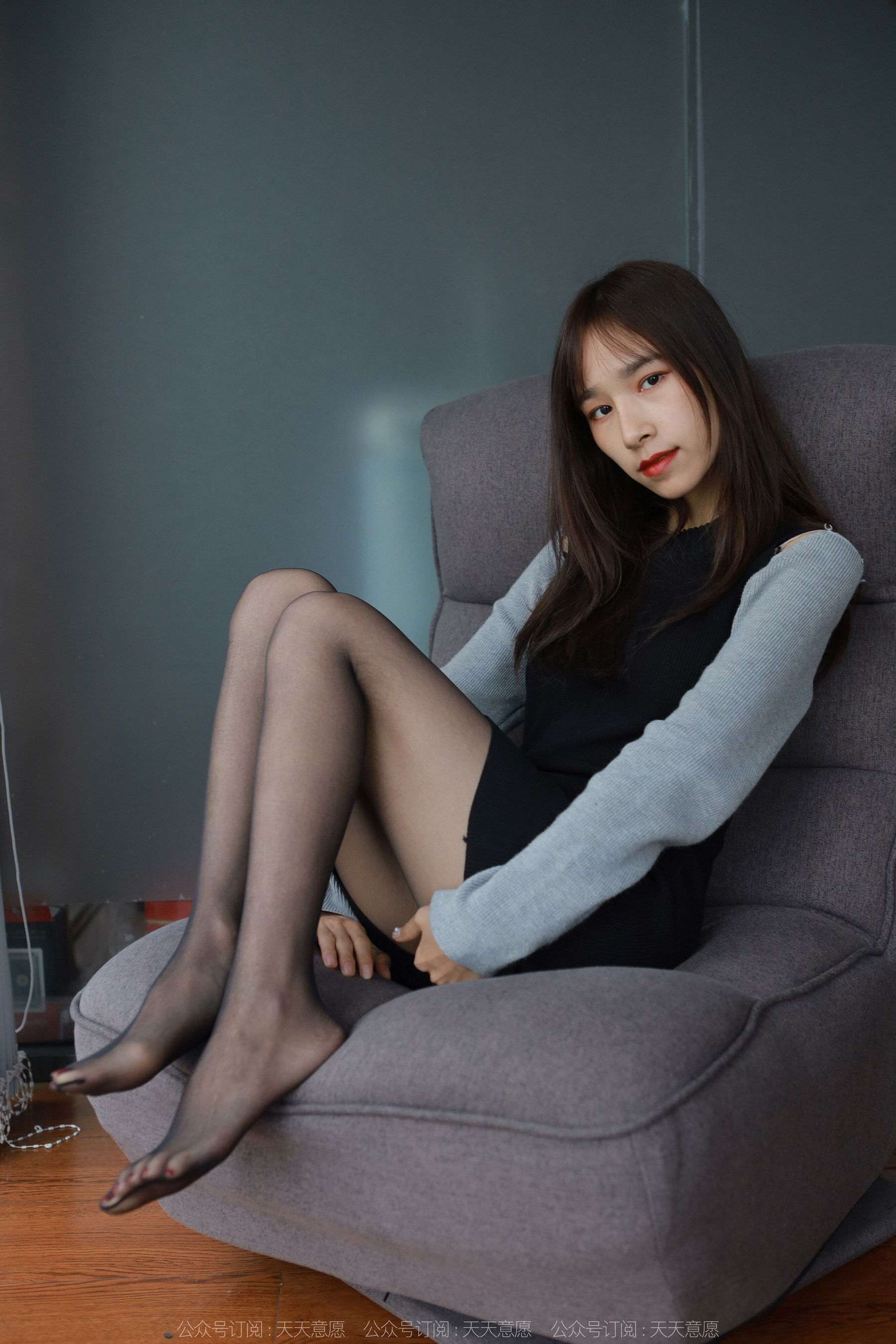 [异思趣向IESS] 模特：美子《沙发上的黑丝》第8张