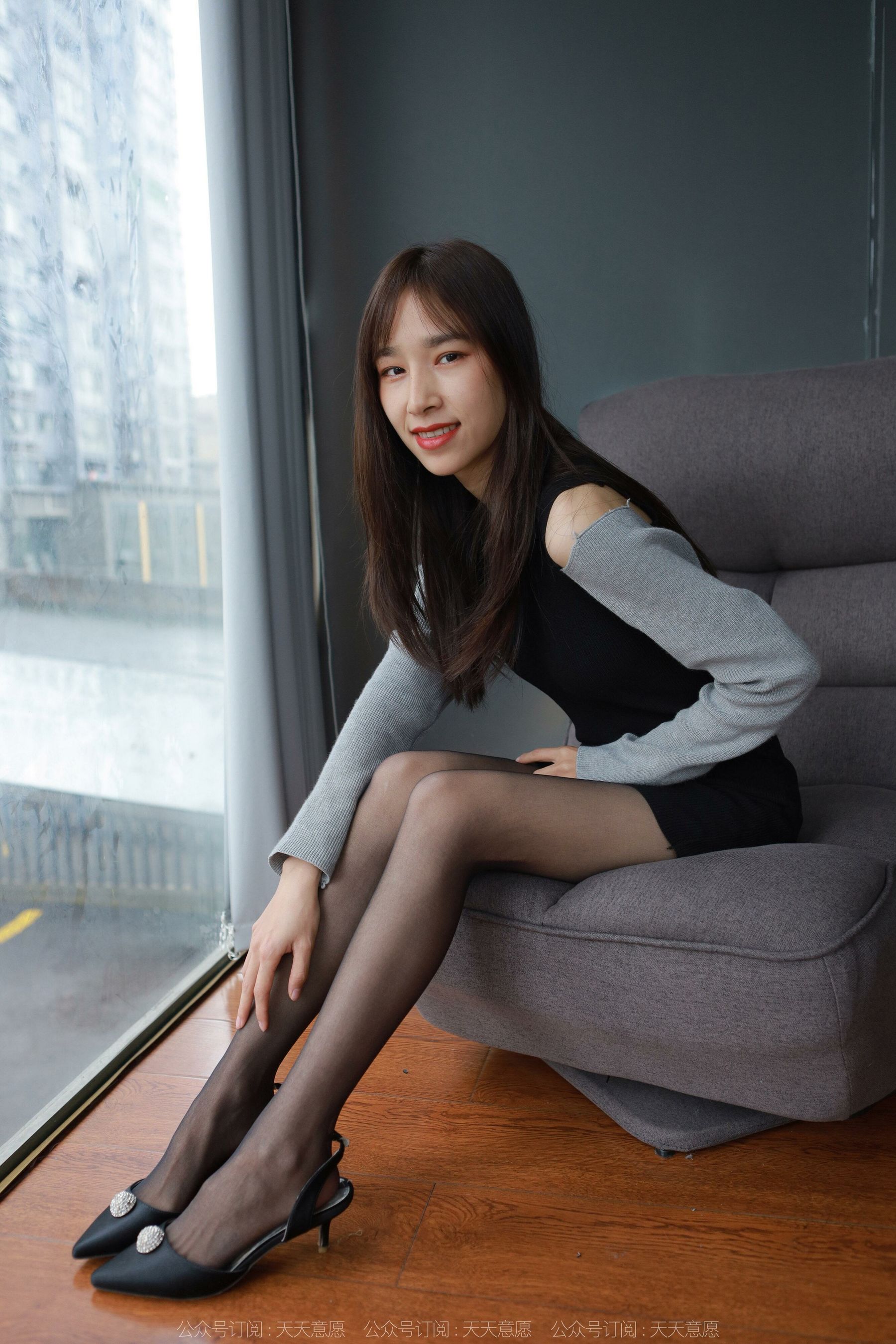 [异思趣向IESS] 模特：美子《沙发上的黑丝》第9张