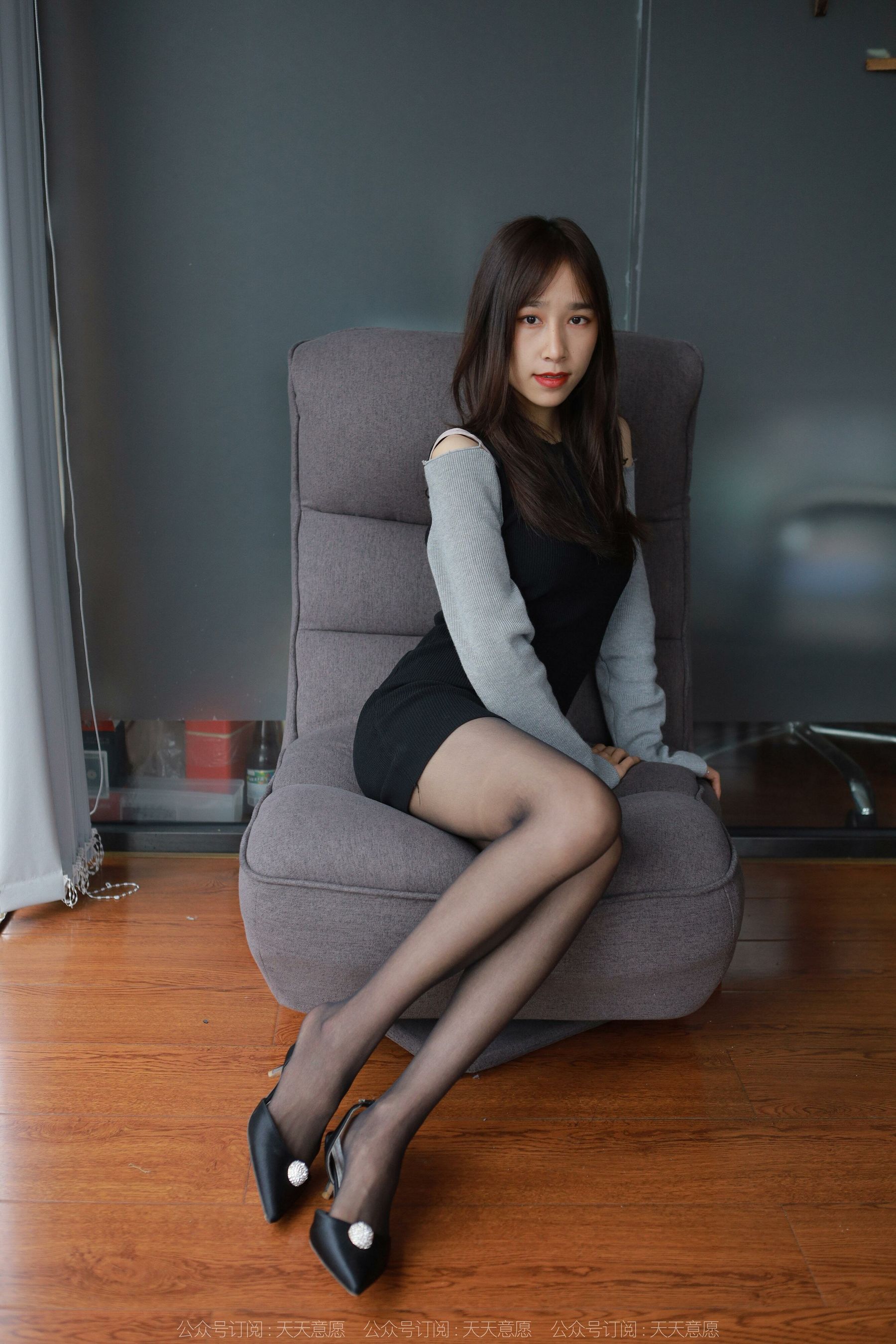 [异思趣向IESS] 模特：美子《沙发上的黑丝》第9张
