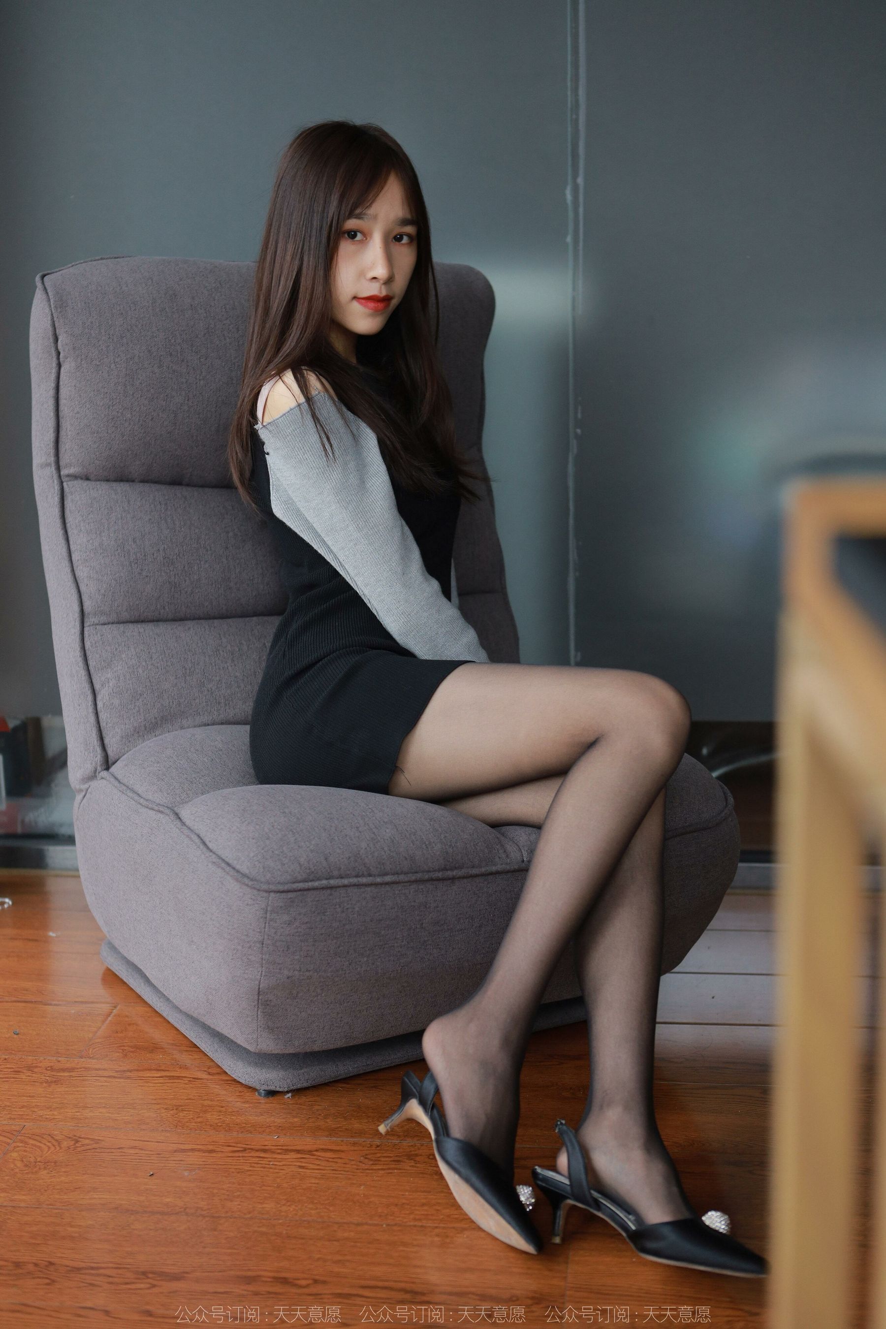 [异思趣向IESS] 模特：美子《沙发上的黑丝》第10张