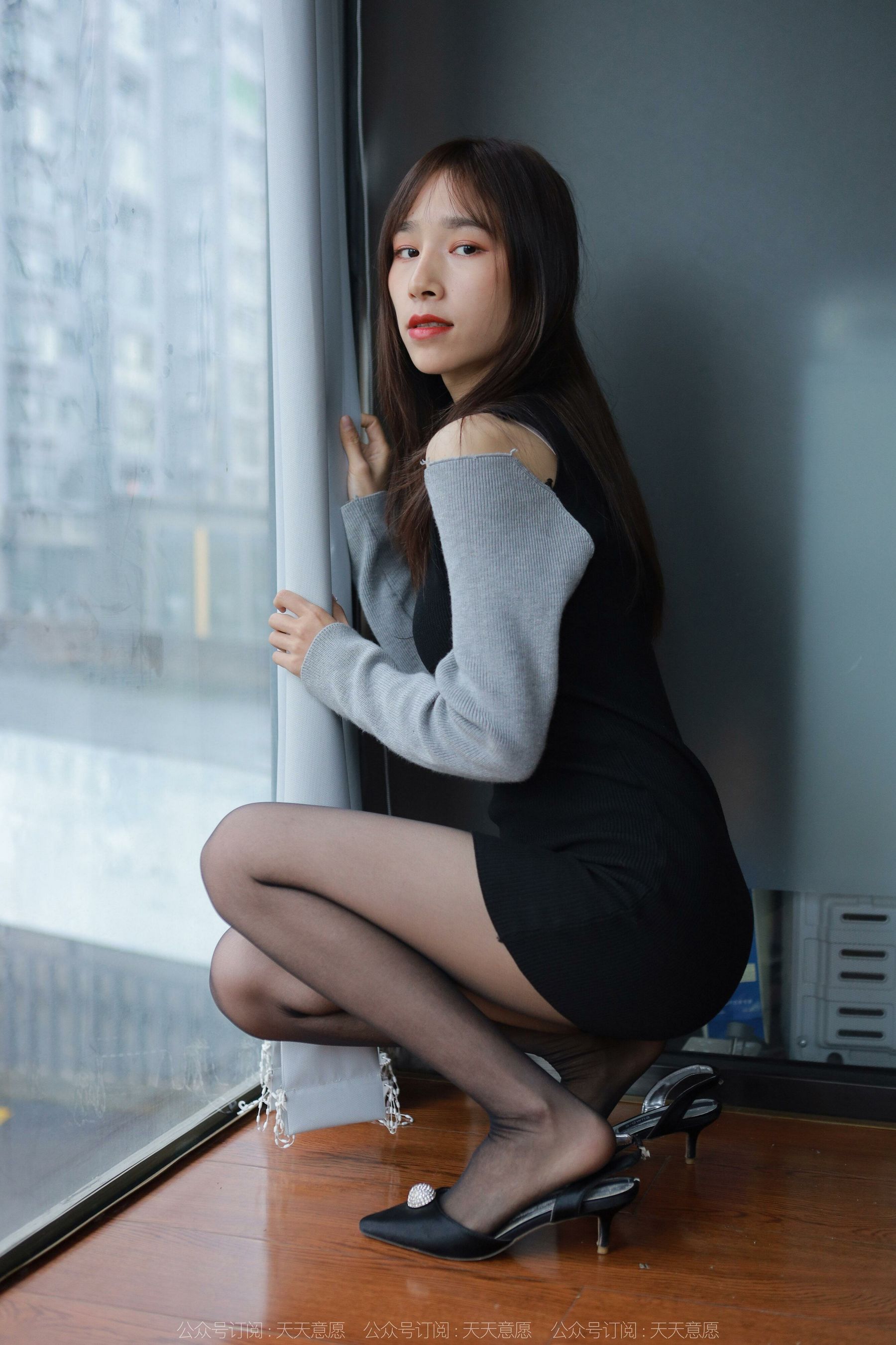[异思趣向IESS] 模特：美子《沙发上的黑丝》第15张