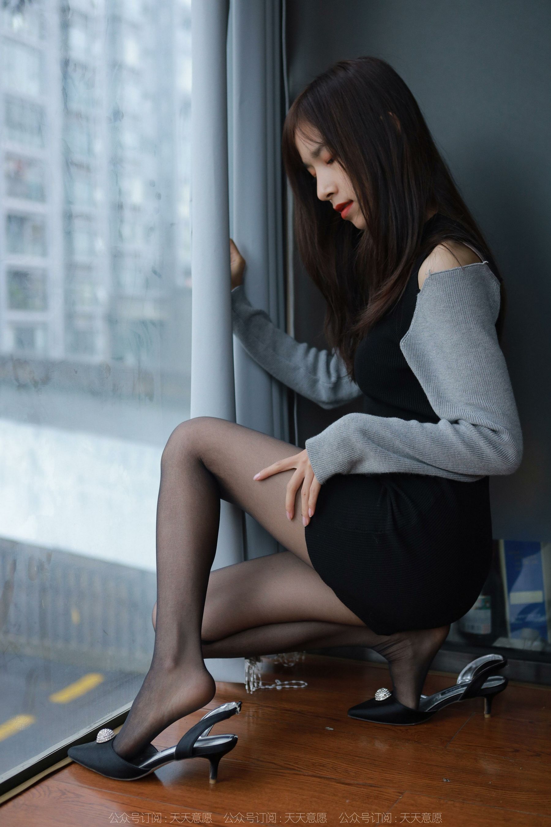 [异思趣向IESS] 模特：美子《沙发上的黑丝》第16张