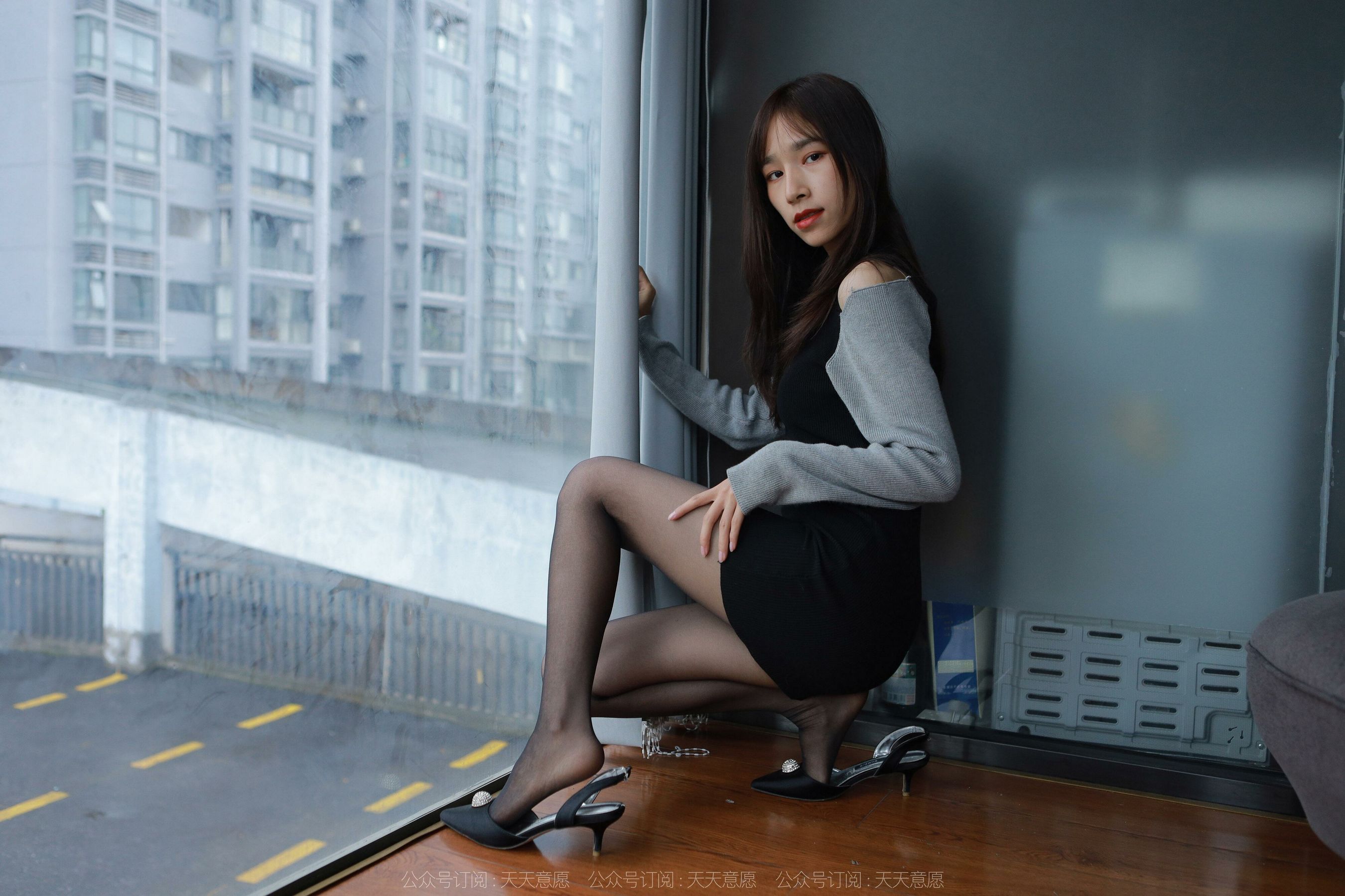[异思趣向IESS] 模特：美子《沙发上的黑丝》第16张