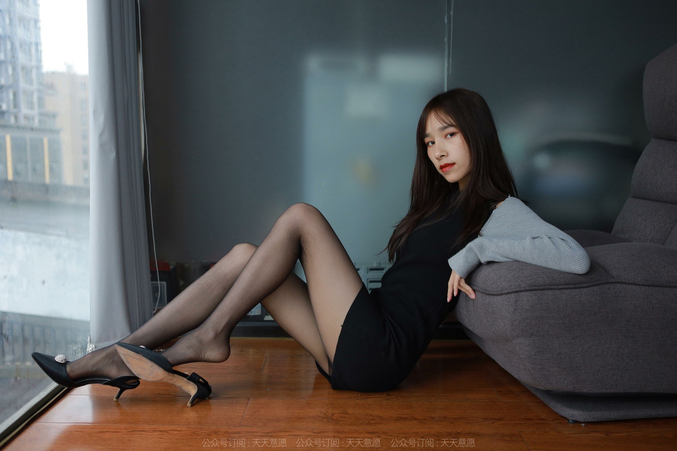 [异思趣向IESS] 模特：美子《沙发上的黑丝》第17张