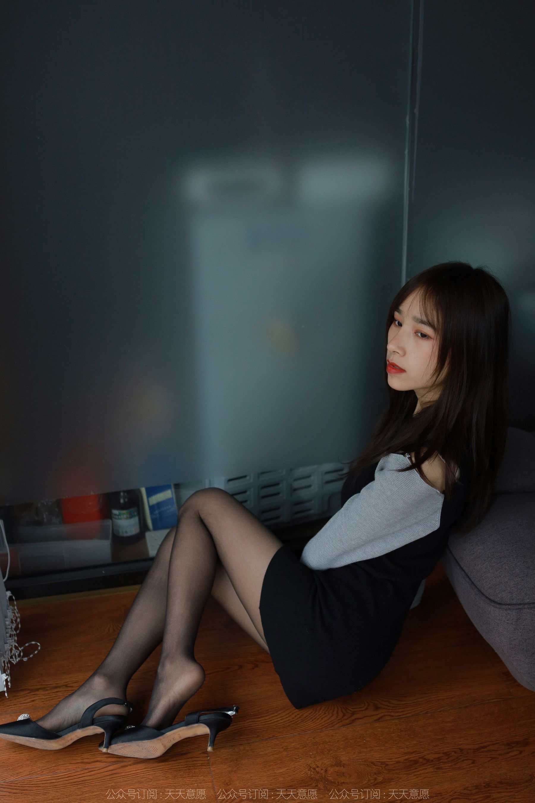 [异思趣向IESS] 模特：美子《沙发上的黑丝》第18张