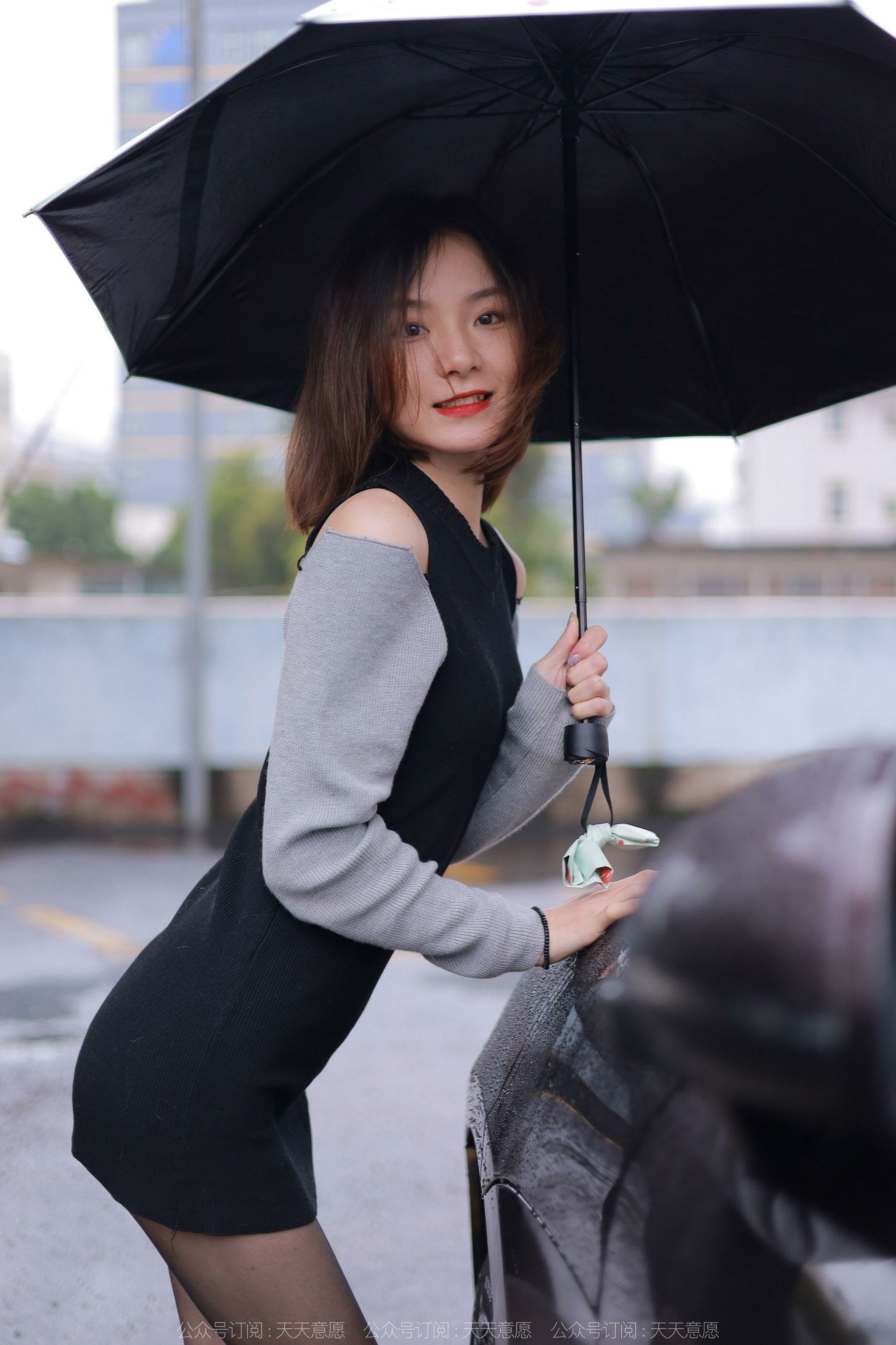 [异思趣向IESS] 模特：小六《雨中的嘿丝》第2张
