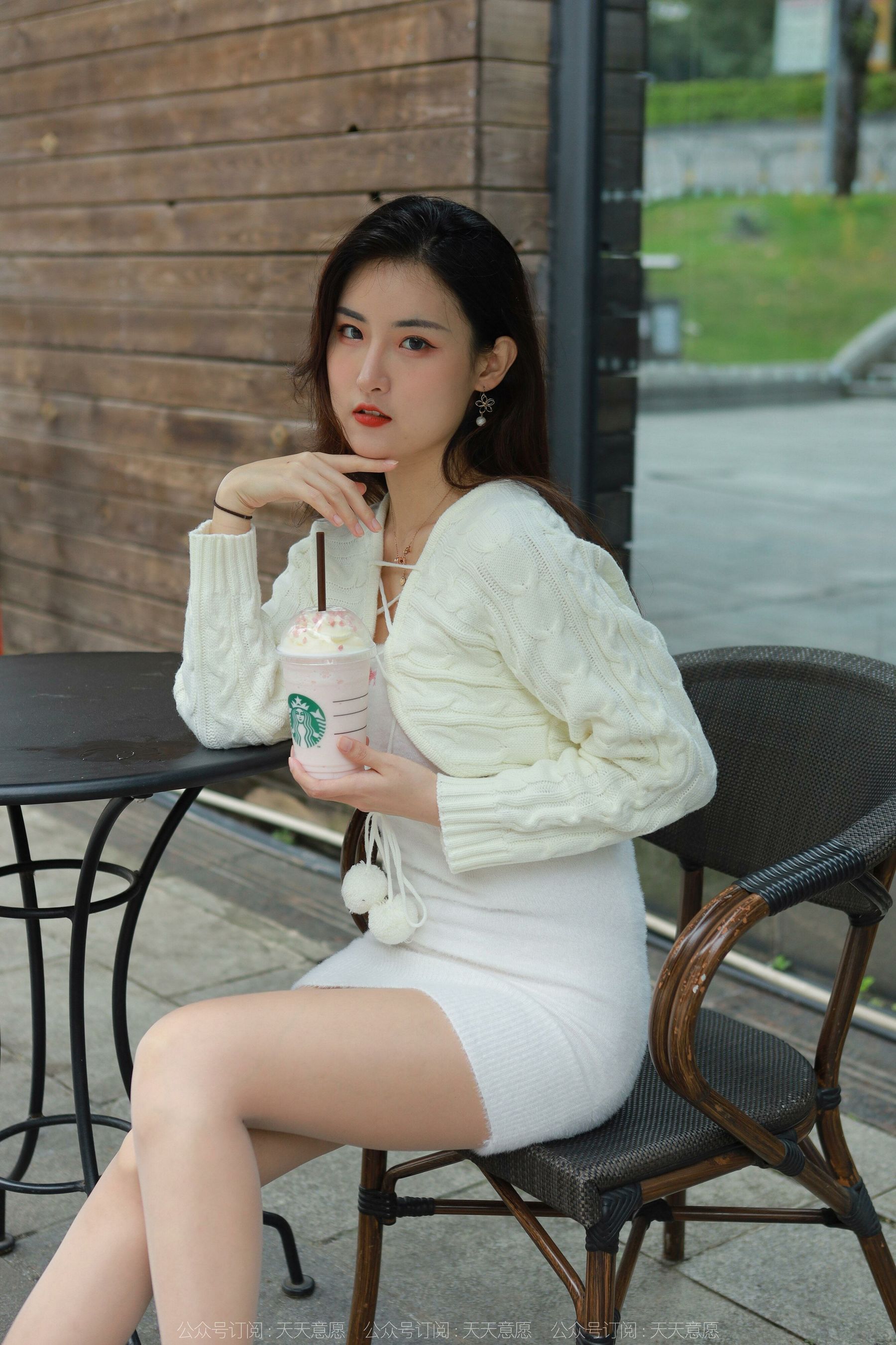[异思趣向IESS] 模特：小宝 《白色包臀裙》第1张