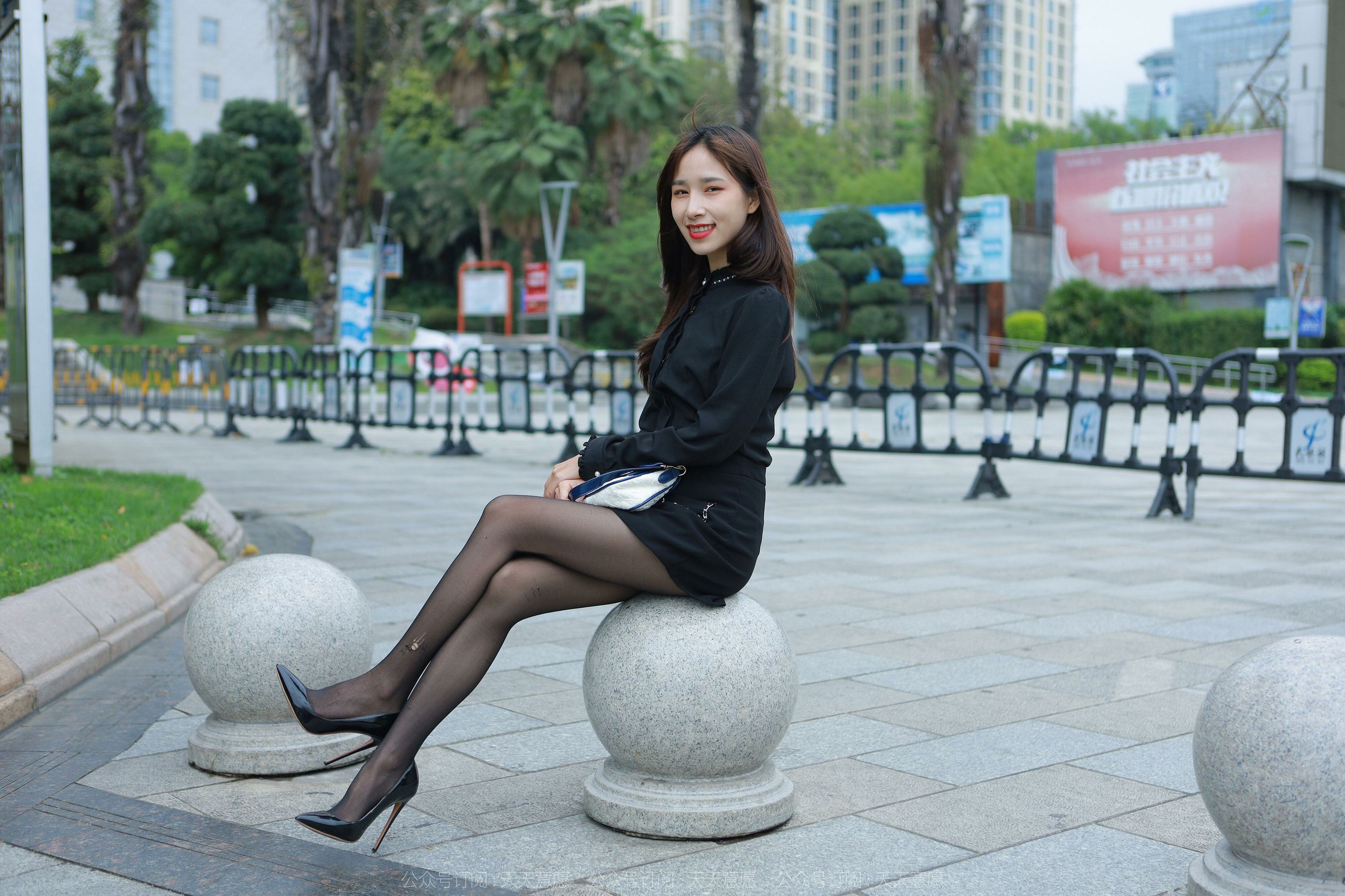 [异思趣向IESS] 模特：美子 《红唇黑丝》第2张