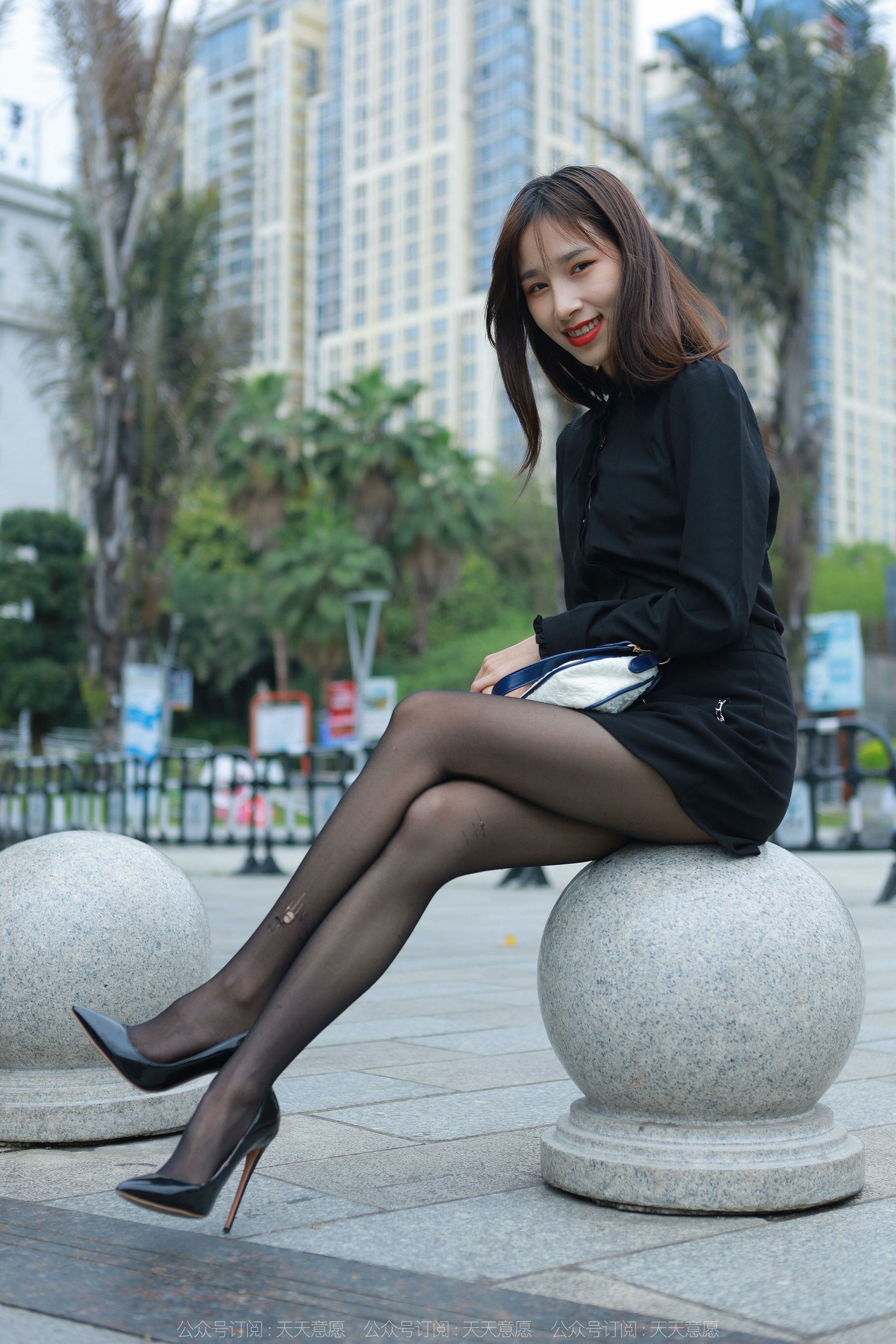 [异思趣向IESS] 模特：美子 《红唇黑丝》第2张