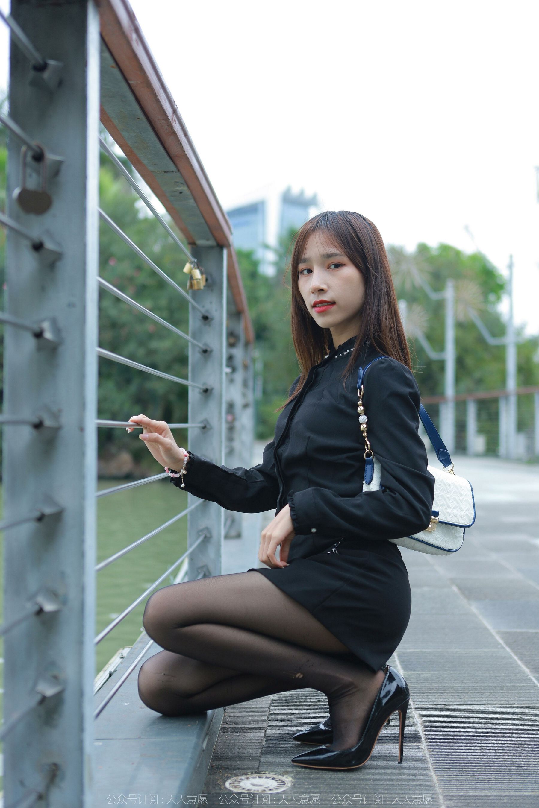 [异思趣向IESS] 模特：美子 《红唇黑丝》第12张