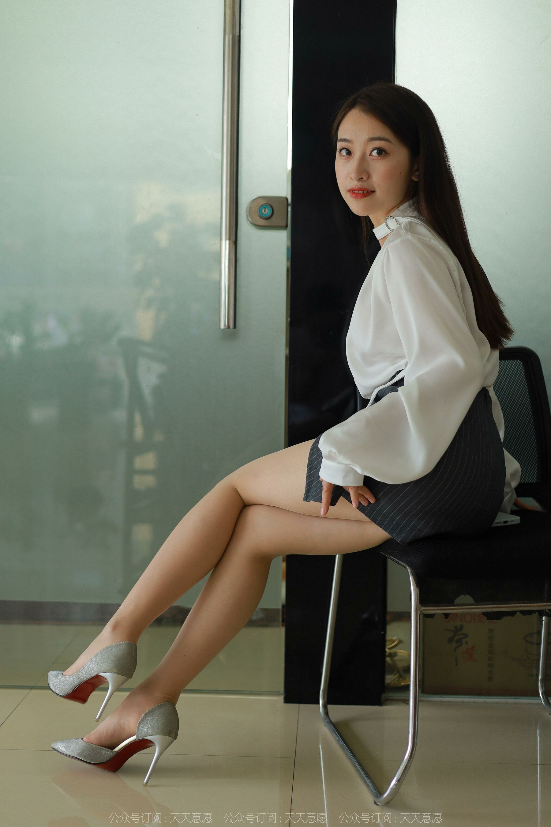 [IESS异思趣向]  模特：小婕 《美女接待员》第14张