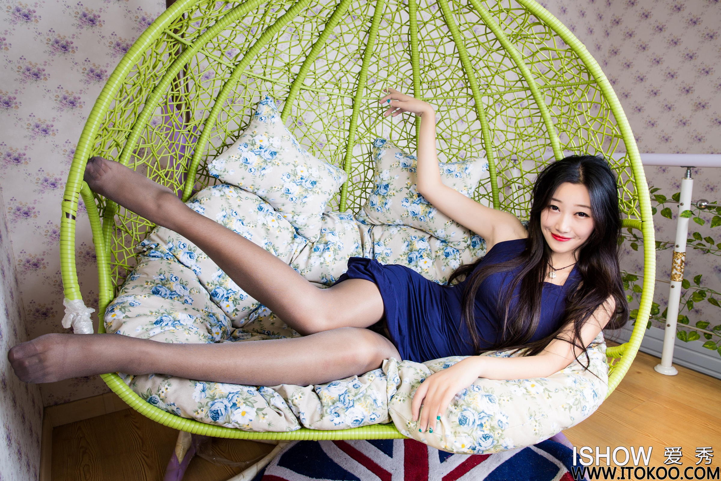 [ISHOW爱秀]蓝色连身开叉长裙美女 妍妍Yan 灰丝美腿与黑色高跟性感写真 2015-11-12 No.017第9张