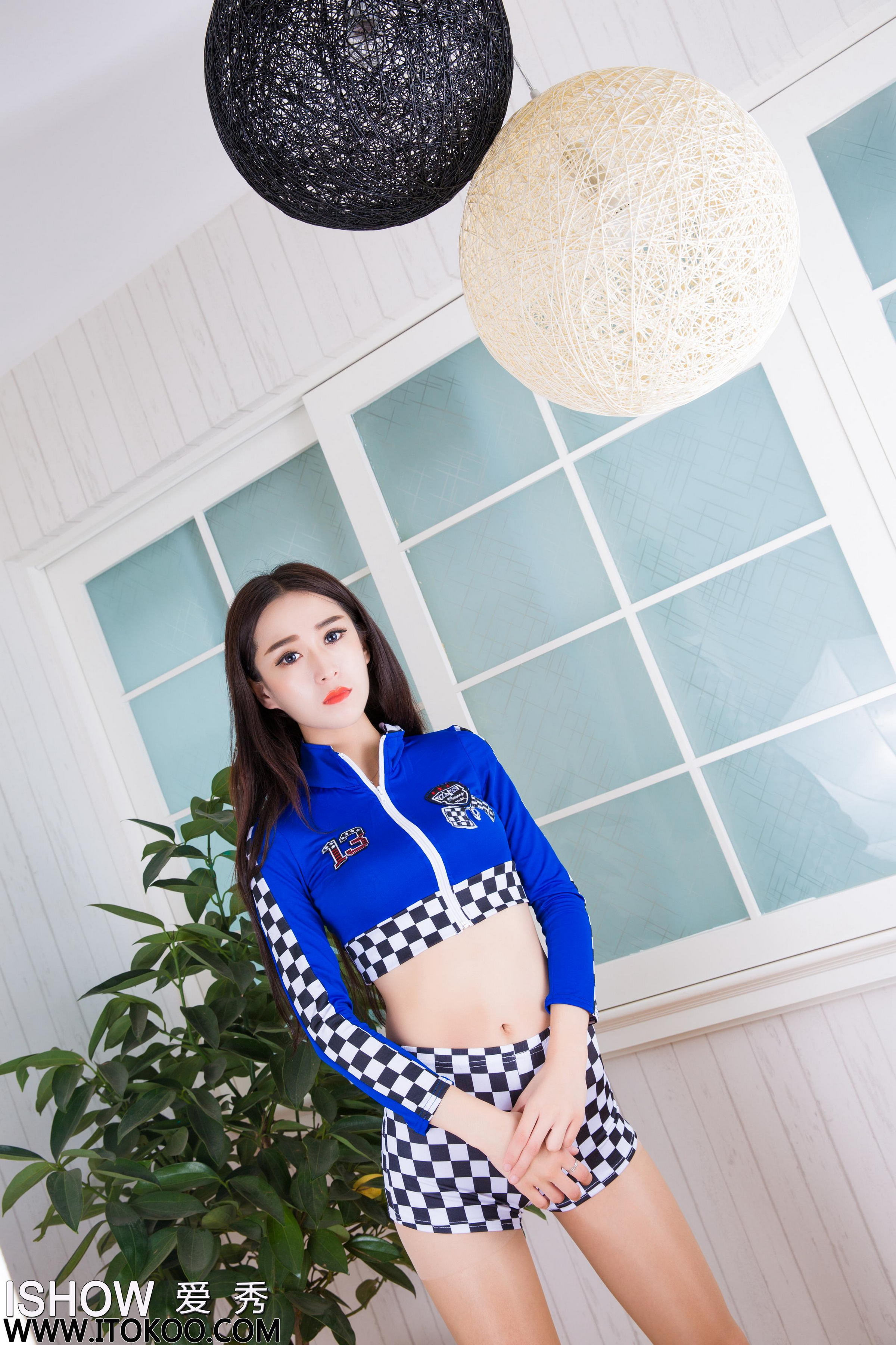 [ISHOW爱秀]蓝色赛车女郎制服美女 小汝Ruby 肉丝美腿与闪亮高跟性感写真 2015-10-05 No.011第2张