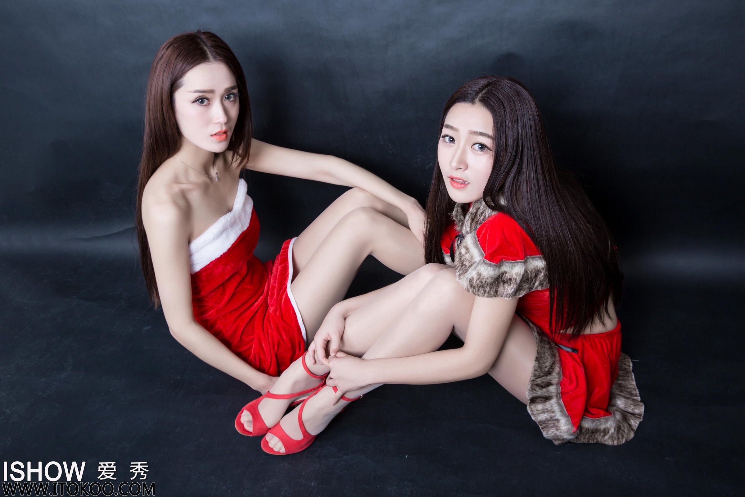 [ISHOW爱秀]红色圣诞女郎制服美女 小汝Ruby与小煜CC 肉丝美腿祝贺大家圣诞快乐 2015-12-24 No.023第9张