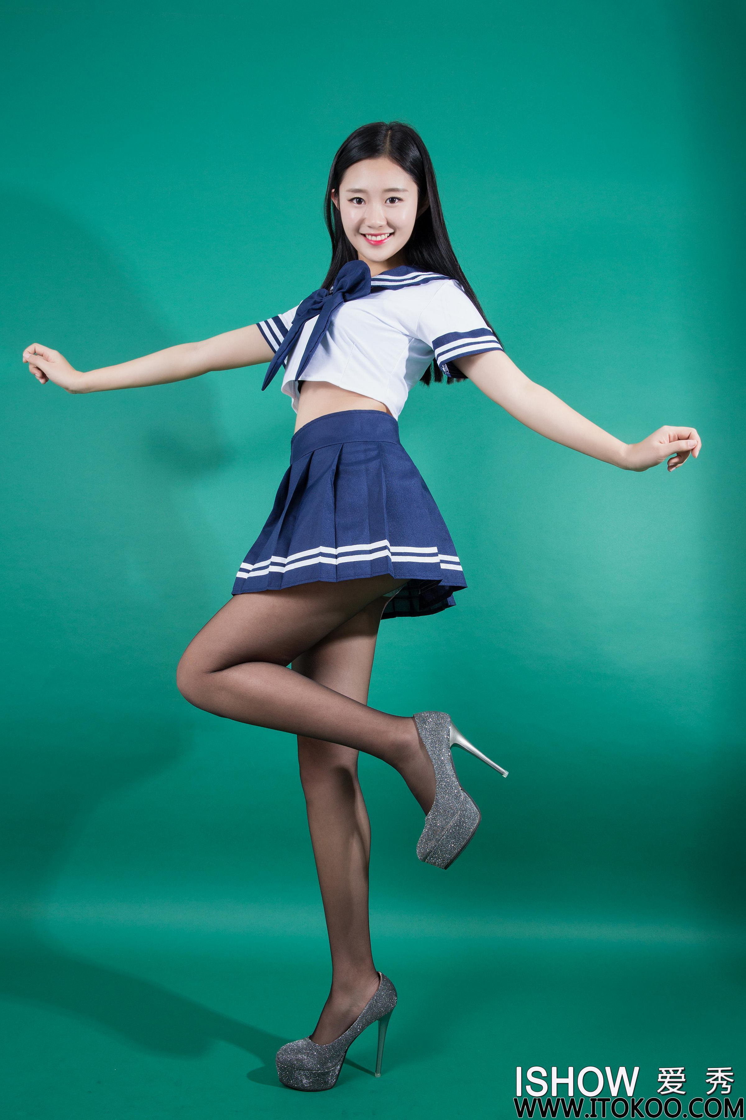 [ISHOW爱秀]蓝白水手学生制服美女Model 樱桃Cherry 黑丝美腿与闪亮高跟性感写真 2016-01-23 No.027第2张