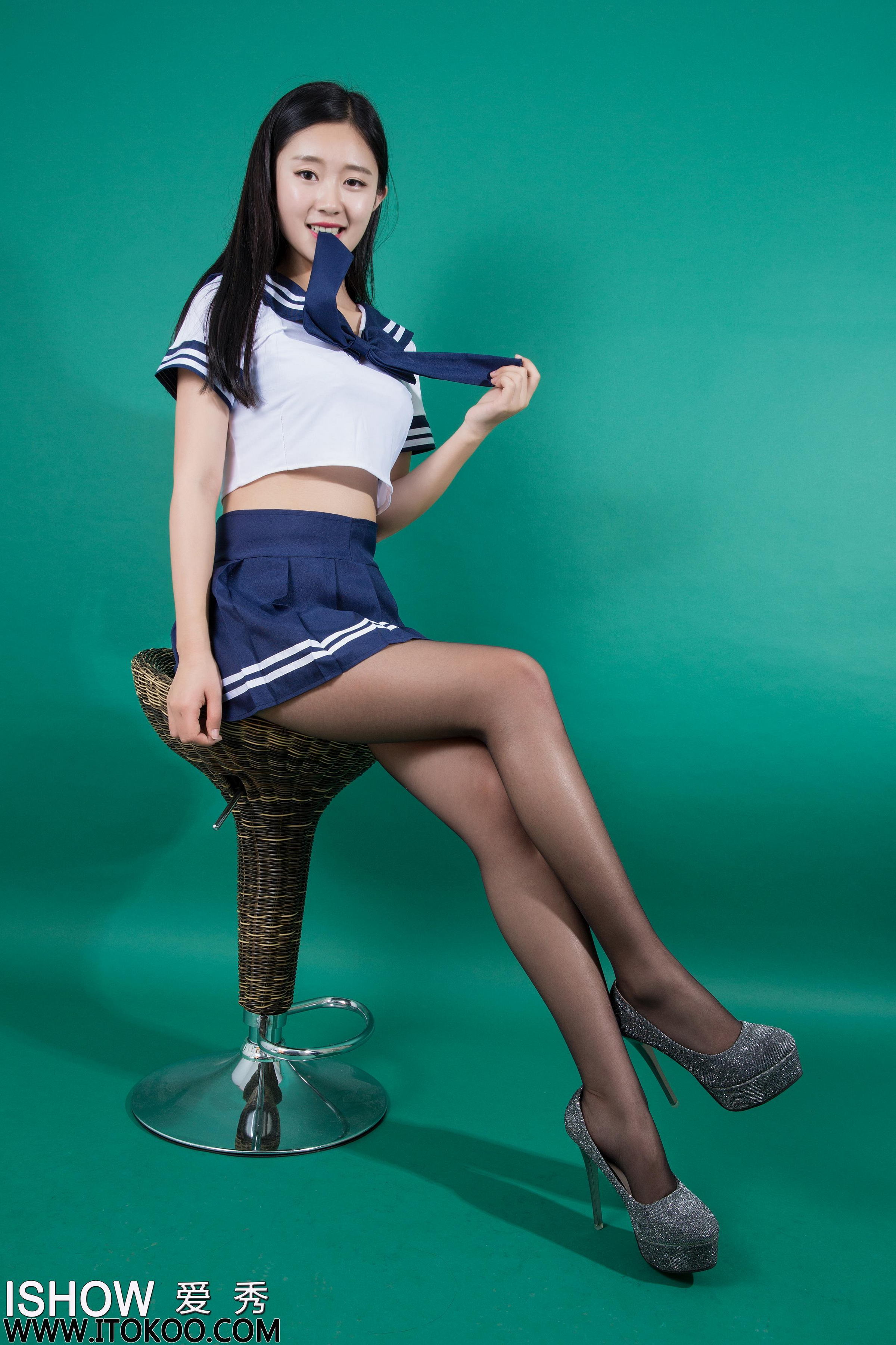 [ISHOW爱秀]蓝白水手学生制服美女Model 樱桃Cherry 黑丝美腿与闪亮高跟性感写真 2016-01-23 No.027第4张