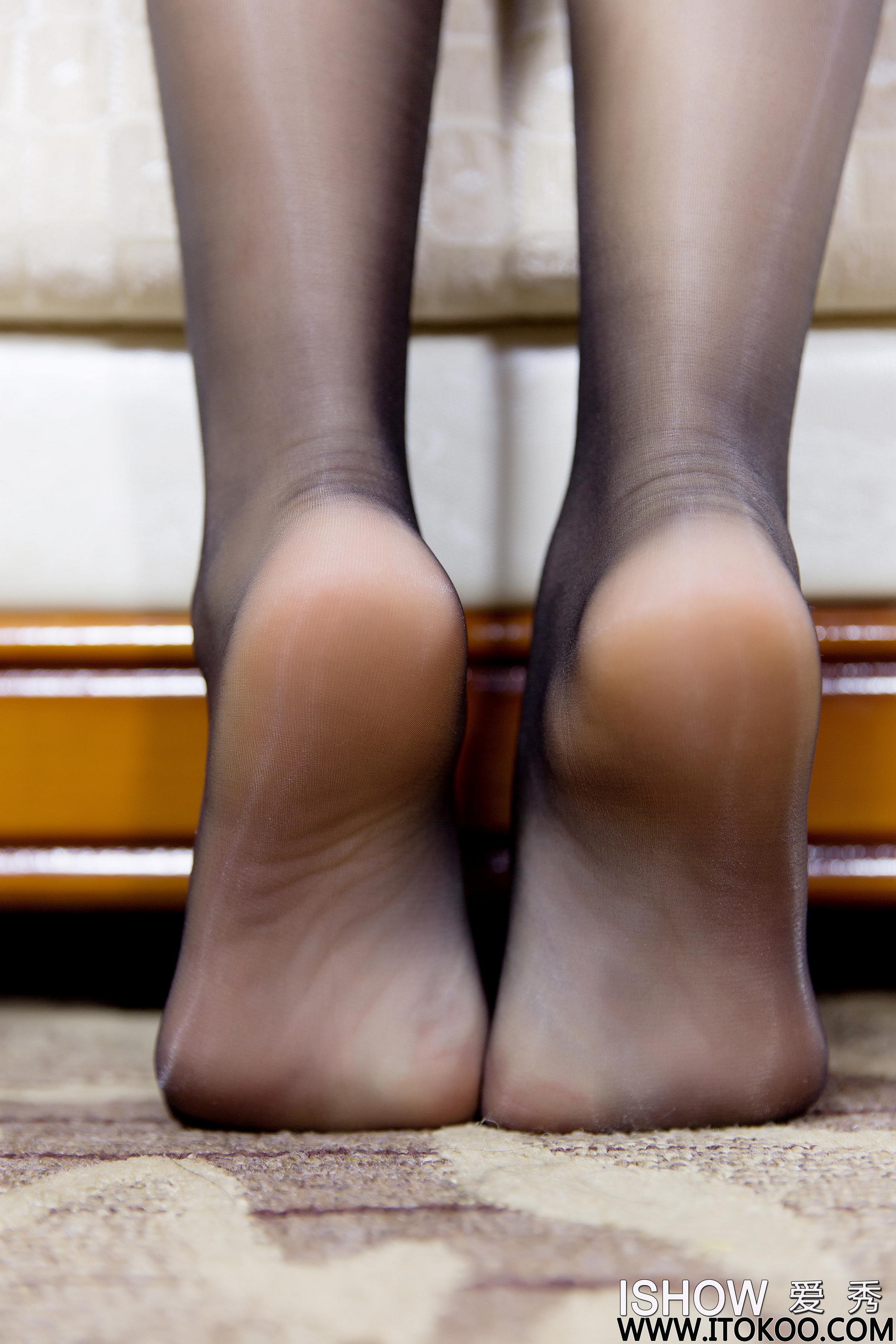 [ISHOW爱秀]NO.159 林琳Caroline 蓝色紧身透视上衣加灰色丝袜美腿玉足性感私房写真集第7张