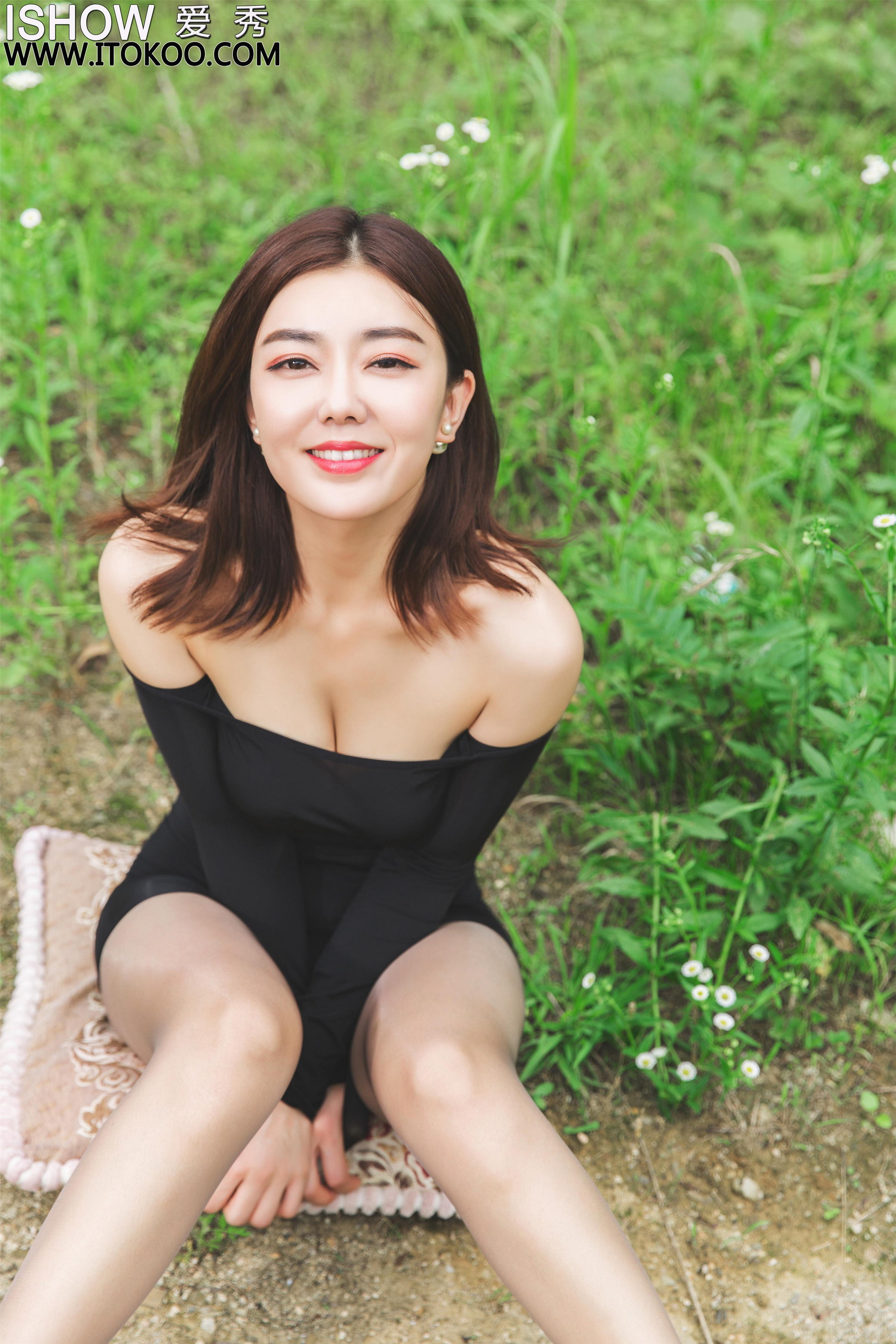 [ISHOW爱秀]NO.192 林琳Caroline 黑色紧身抹胸裙加灰色丝袜美腿性感私房写真集第8张