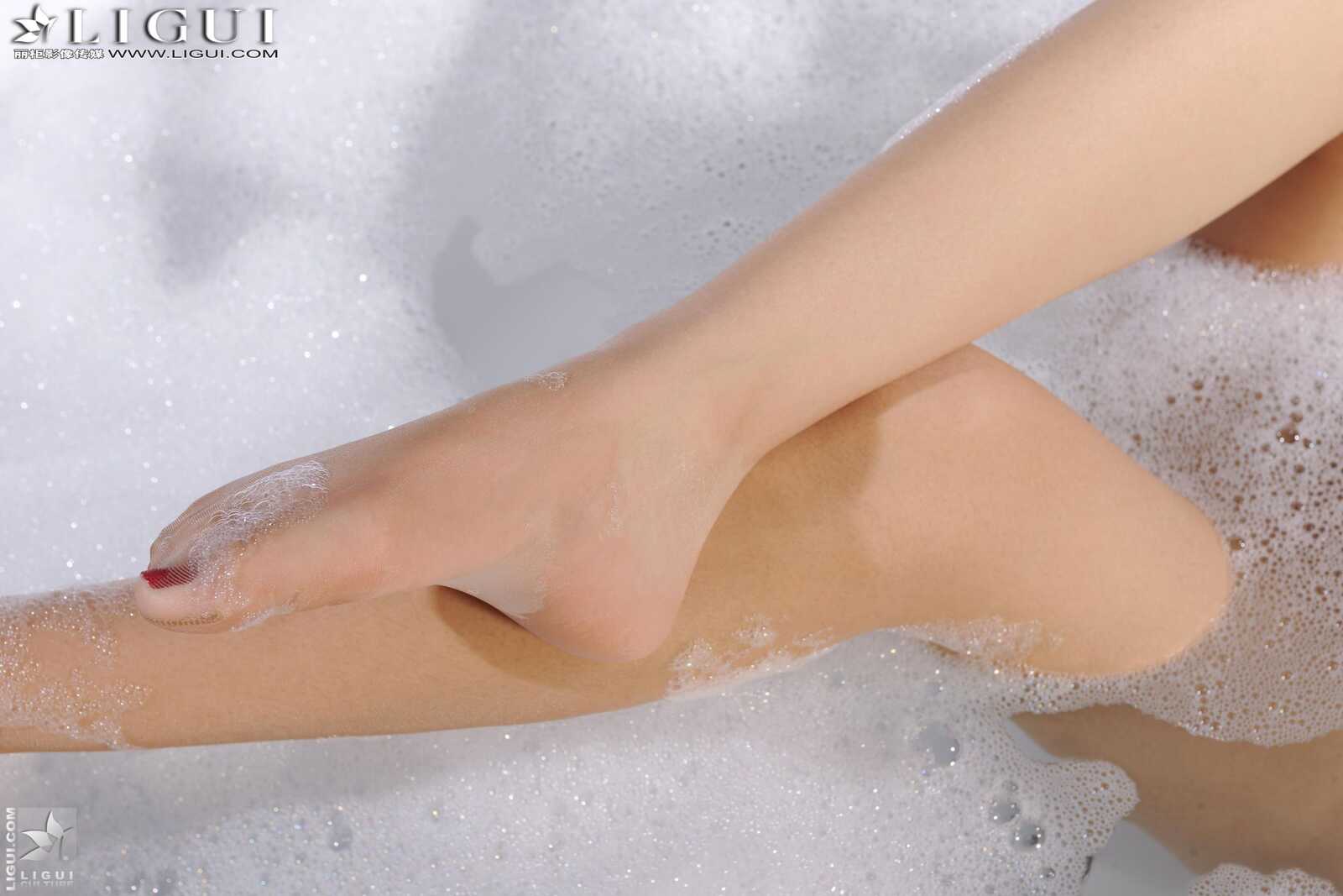 [丽柜LiGui] Model 文欣《浴室浴巾裹胸湿身》 美腿第3张