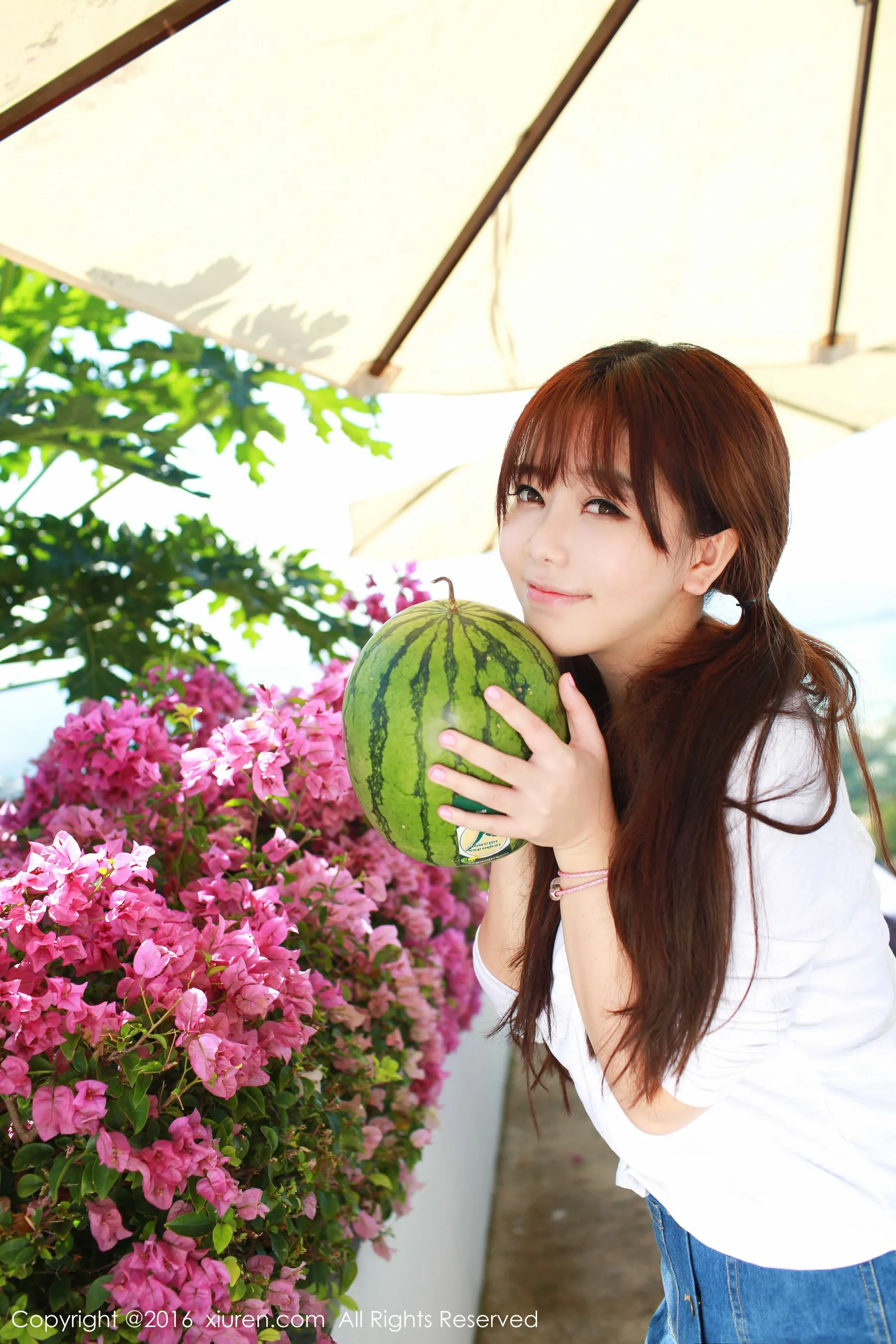  刘飞儿Faye《西瓜+牛仔超短裙+针织内衣》 秀人网 No.490第2张