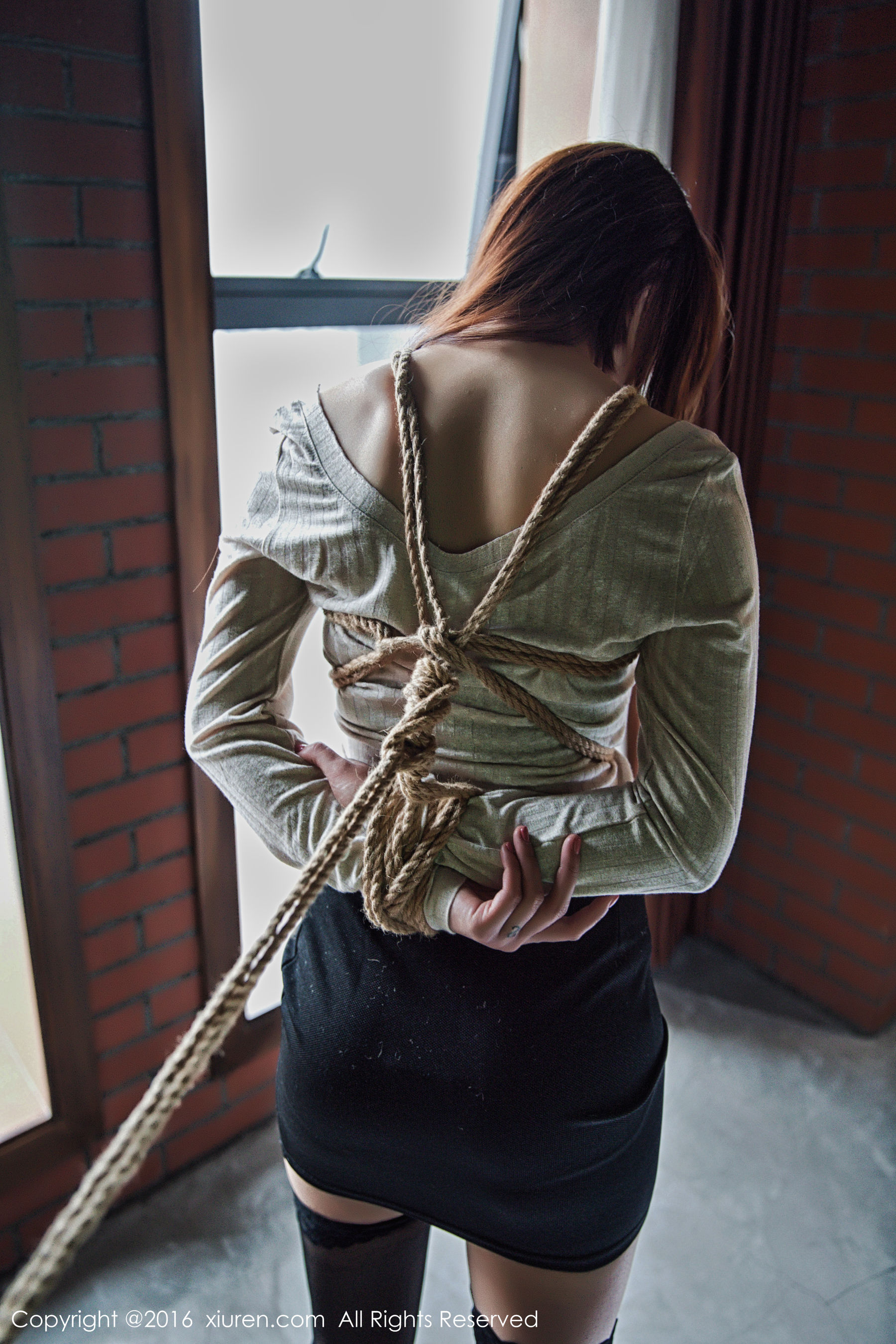 兜豆靓Youlina《黑丝制服束缚》 秀人网XIUREN No.733第3张