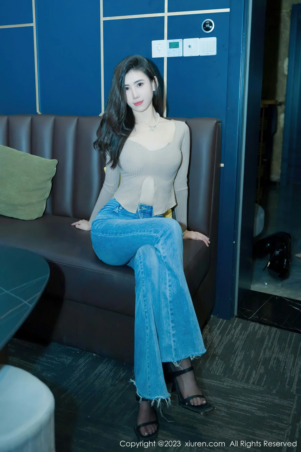  XiuRen 秀人 No.7041 章芃芃 魅惑黑丝性感写真 [56P]第1张